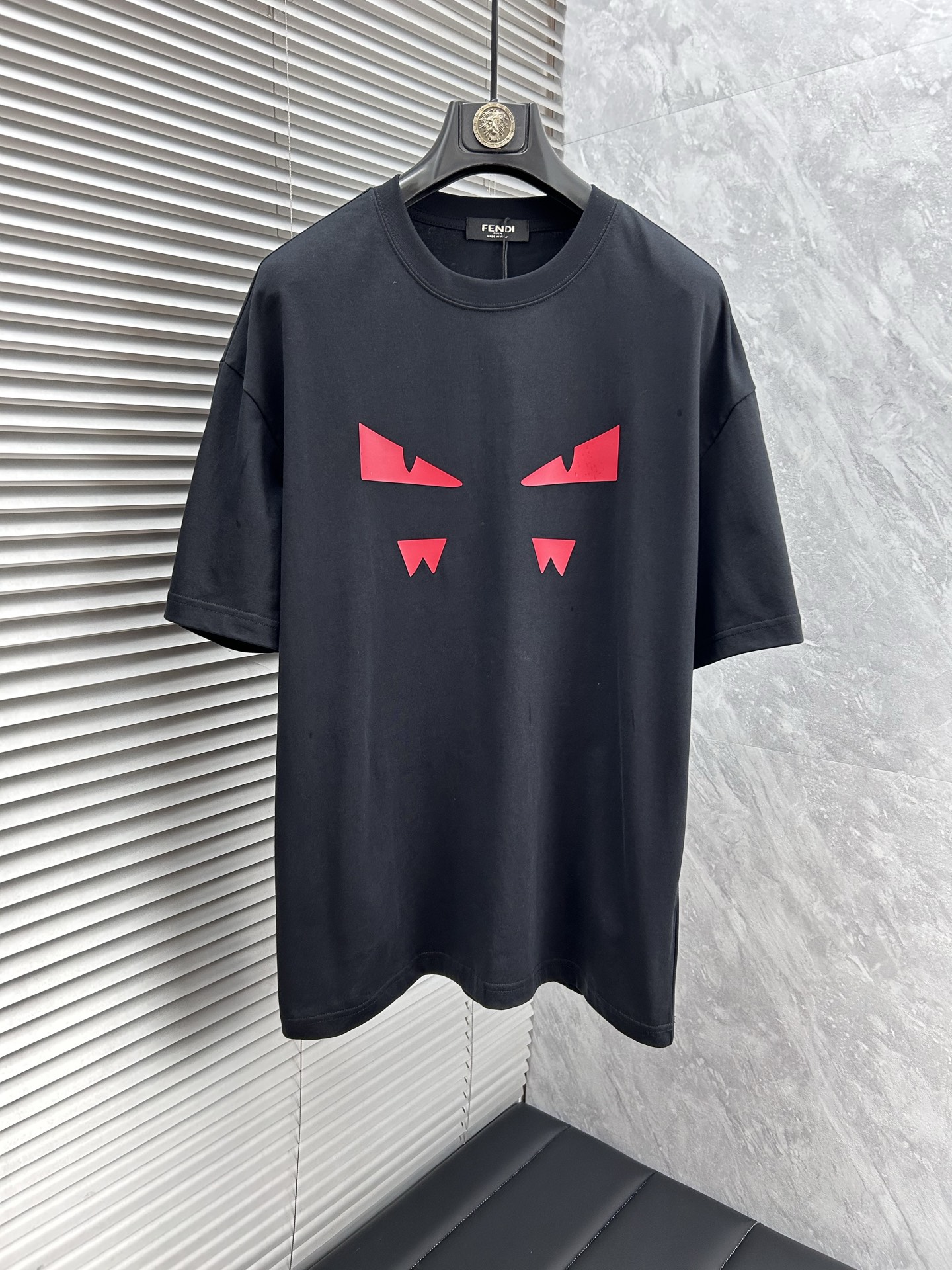 NO:438582,Fen''Ss's latest short-sleeved T-shirt in spring and summer, soft touch, comfortable to wear, fine workmanship. The upper body effect is invincible and handsome, size number M-2xl, T-shirt,tees, t-shirt,alexander wang19860909芬‘’Ss春夏最新款短袖T恤,手感柔软,穿着舒适,做工精细.上身效果无敌帅气,码数 M-2xl,,T-shirt,tees，t-shirt,alexander wang,Men's clothing