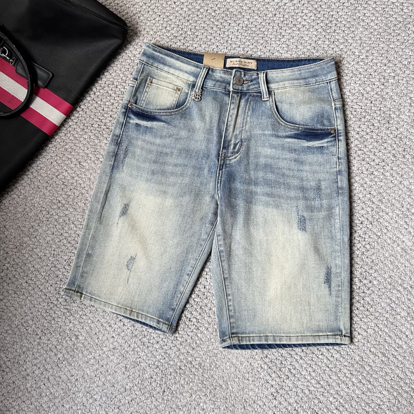 NO:438645,Babao’s 25S new trendy men’s fashionable casual denim shorts, high-end European version original single, trendy and fashionable casual, breathable and comfortable, impeccable details, brand element design concept, reflecting high quality. It presents casual cut, and the upper body style is superb!  Count 29-38, burberry, shorts, alexander wang19860909巴宝’ 25S新款潮男时尚休闲牛仔短裤,高端欧版原单,潮流时尚休闲 透气舒适度高,细节无可挑剔,品牌元素设计理念,体现高品质.呈现休闲裁剪,上身版型超赞！ 码数29-38,,burberry,shorts,alexander wang,Men's clothing