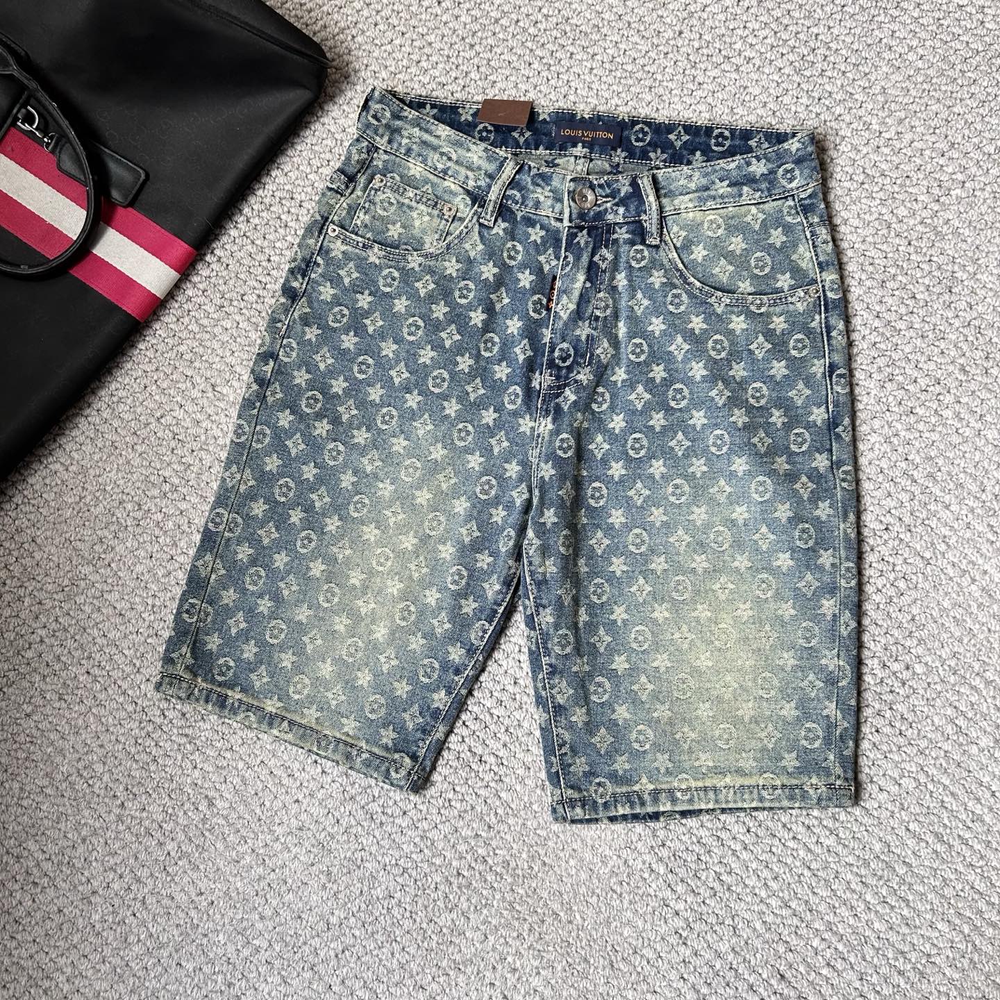NO:438640,LV’ 25S new trendy men’s fashionable casual denim shorts, high-end European version original single, trendy and fashionable casual, breathable and comfortable, impeccable details, brand element design concept, reflecting high quality. It presents casual cut, and the upper body style is superb!  Count 29-38, louis vuitton, shorts, alexander wang19860909LV’ 25S新款潮男时尚休闲牛仔短裤,高端欧版原单,潮流时尚休闲 透气舒适度高,细节无可挑剔,品牌元素设计理念,体现高品质.呈现休闲裁剪,上身版型超赞！ 码数29-38,,louis vuitton,shorts,alexander wang,Men's clothing