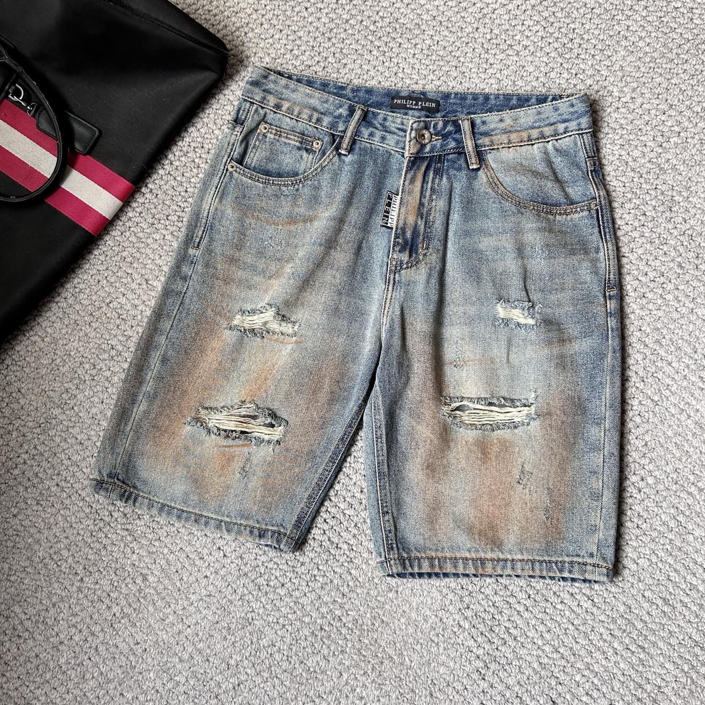 NO:438635,pp’ 25S new trendy men’s fashionable casual denim shorts, high-end European version original single, trendy and fashionable casual, breathable and comfortable, impeccable details, brand element design concept, reflecting high quality. It presents casual cut, and the upper body style is superb!  Number of codes 29-38, shorts, alexander wang19860909pp’ 25S新款潮男时尚休闲牛仔短裤,高端欧版原单,潮流时尚休闲 透气舒适度高,细节无可挑剔,品牌元素设计理念,体现高品质.呈现休闲裁剪,上身版型超赞！ 码数29-38,,shorts,alexander wang,Men's clothing