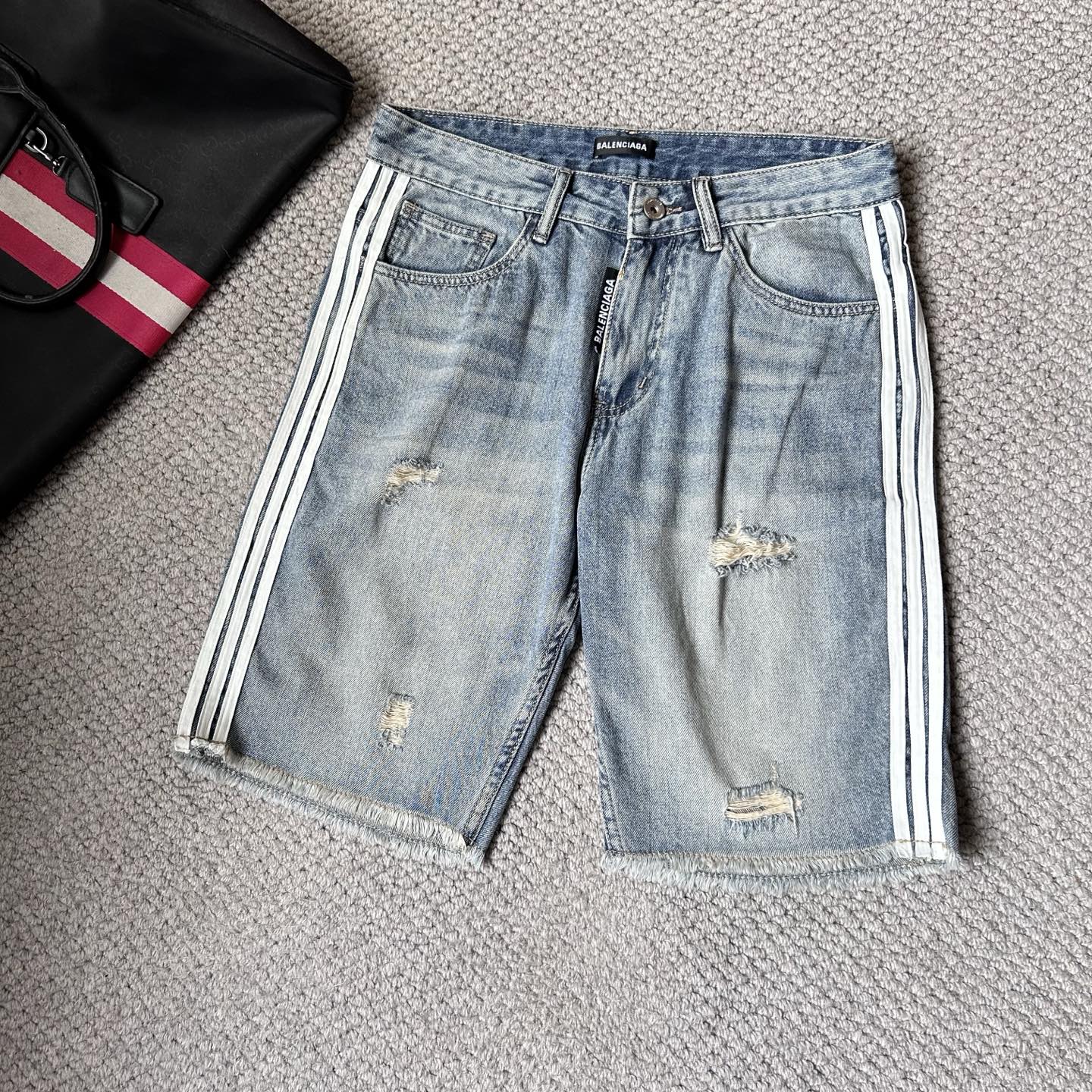 NO:438630,Paris’ 25S new trendy men’s fashionable casual denim shorts, high-end European version original single, trendy and fashionable casual, breathable and comfortable, impeccable details, brand element design concept, reflecting high quality. It presents casual cut, and the upper body style is superb!  Number of codes 29-38, shorts, alexander wang19860909巴黎’ 25S新款潮男时尚休闲牛仔短裤,高端欧版原单,潮流时尚休闲 透气舒适度高,细节无可挑剔,品牌元素设计理念,体现高品质.呈现休闲裁剪,上身版型超赞！ 码数29-38,,shorts,alexander wang,Men's clothing