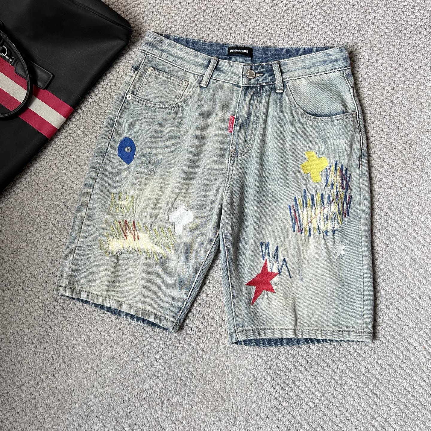 NO:438649,D2’ 25S new trendy men’s fashionable casual denim shorts, high-end European version original single, trendy and fashionable casual, breathable and comfortable, impeccable details, brand element design concept, reflecting high quality. It presents casual cut, and the upper body style is superb!  Number of codes 29-38, shorts, alexander wang19860909D2’ 25S新款潮男时尚休闲牛仔短裤,高端欧版原单,潮流时尚休闲 透气舒适度高,细节无可挑剔,品牌元素设计理念,体现高品质.呈现休闲裁剪,上身版型超赞！ 码数29-38,,shorts,alexander wang,Men's clothing