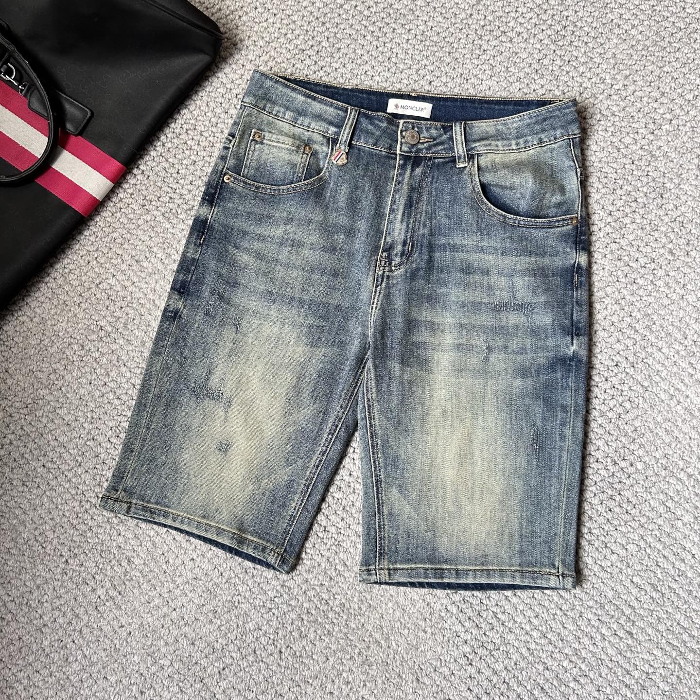 NO:438625,Meng’ 25S new trendy men’s fashionable casual denim shorts, high-end European version original single, trendy and fashionable casual, breathable and comfortable, impeccable details, brand element design concept, reflecting high quality. It presents casual cut, and the upper body style is superb!  Number of codes 29-38, shorts, alexander wang19860909蒙’ 25S新款潮男时尚休闲牛仔短裤,高端欧版原单,潮流时尚休闲 透气舒适度高,细节无可挑剔,品牌元素设计理念,体现高品质.呈现休闲裁剪,上身版型超赞！ 码数29-38,,shorts,alexander wang,Men's clothing