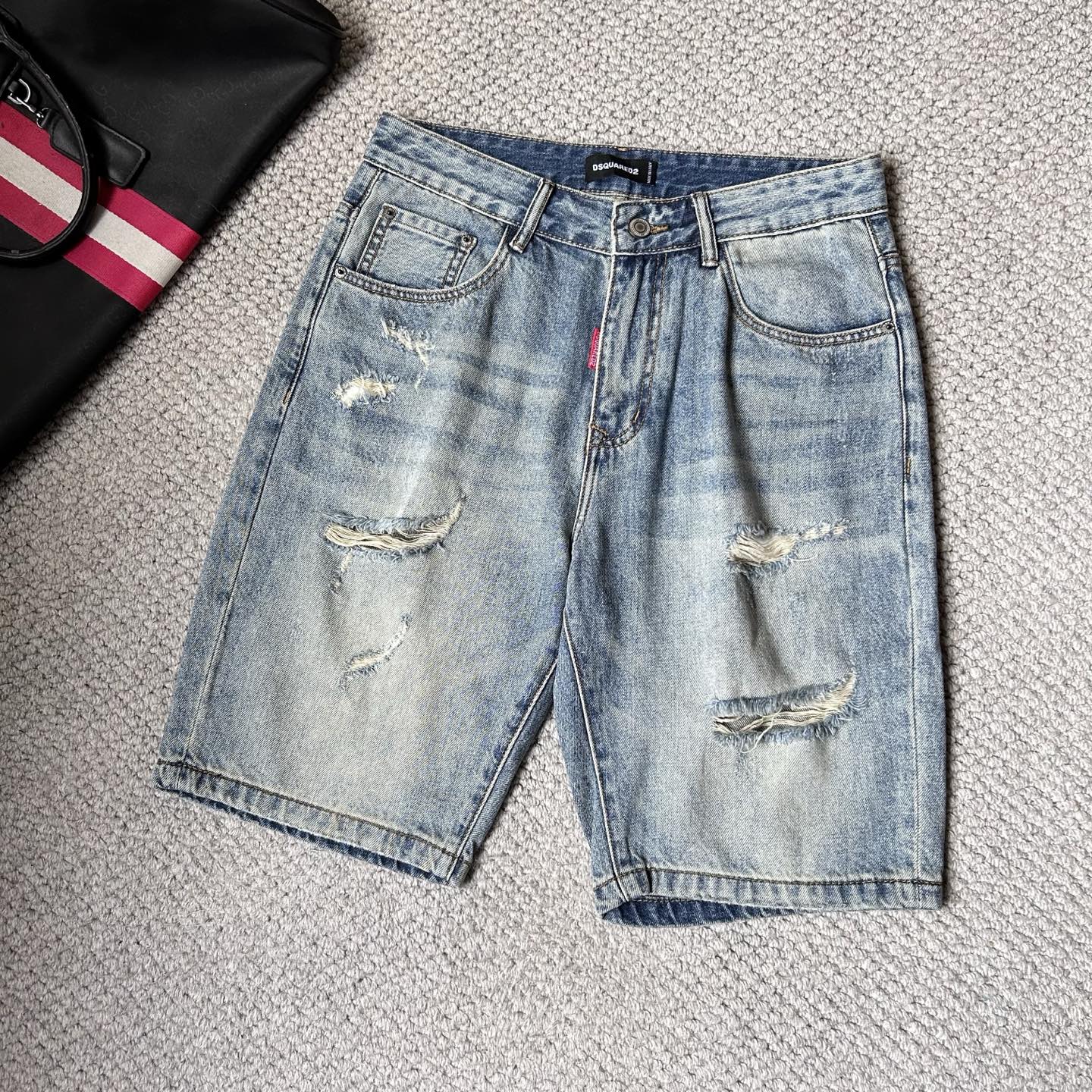 NO:438619,D2’ 25S new trendy men’s fashionable casual denim shorts, high-end European version original single, trendy and fashionable casual, breathable and comfortable, impeccable details, brand element design concept, reflecting high quality. It presents casual cut, and the upper body style is superb!  Number of codes 29-38, shorts, alexander wang19860909D2’ 25S新款潮男时尚休闲牛仔短裤,高端欧版原单,潮流时尚休闲 透气舒适度高,细节无可挑剔,品牌元素设计理念,体现高品质.呈现休闲裁剪,上身版型超赞！ 码数29-38,,shorts,alexander wang,Men's clothing