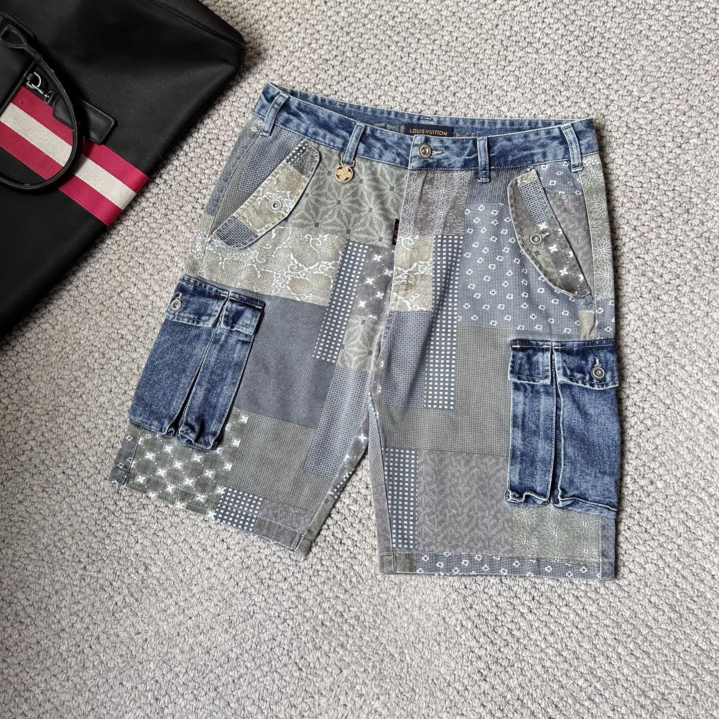 NO:438616,LV’ 25S new trendy men’s fashionable casual denim shorts, high-end European version original single, trendy and fashionable casual, breathable and comfortable, impeccable details, brand element design concept, reflecting high quality. It presents casual cut, and the upper body style is superb!  Count 29-38, louis vuitton, shorts, alexander wang19860909LV’ 25S新款潮男时尚休闲牛仔短裤,高端欧版原单,潮流时尚休闲 透气舒适度高,细节无可挑剔,品牌元素设计理念,体现高品质.呈现休闲裁剪,上身版型超赞！ 码数29-38,,louis vuitton,shorts,alexander wang,Men's clothing