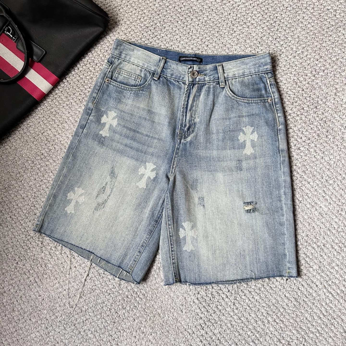 NO:438610,Crow’s 25S new trendy men’s fashionable casual denim shorts, high-end European version original single, trendy and fashionable casual, breathable and comfortable, impeccable details, brand element design concept, reflecting high quality. It presents casual cut, and the upper body style is superb!  Number of codes 29-38, Chrome hearts, shorts, alexander wang19860909克罗’ 25S新款潮男时尚休闲牛仔短裤,高端欧版原单,潮流时尚休闲 透气舒适度高,细节无可挑剔,品牌元素设计理念,体现高品质.呈现休闲裁剪,上身版型超赞！ 码数29-38,,chrome hearts,shorts,alexander wang,Men's clothing