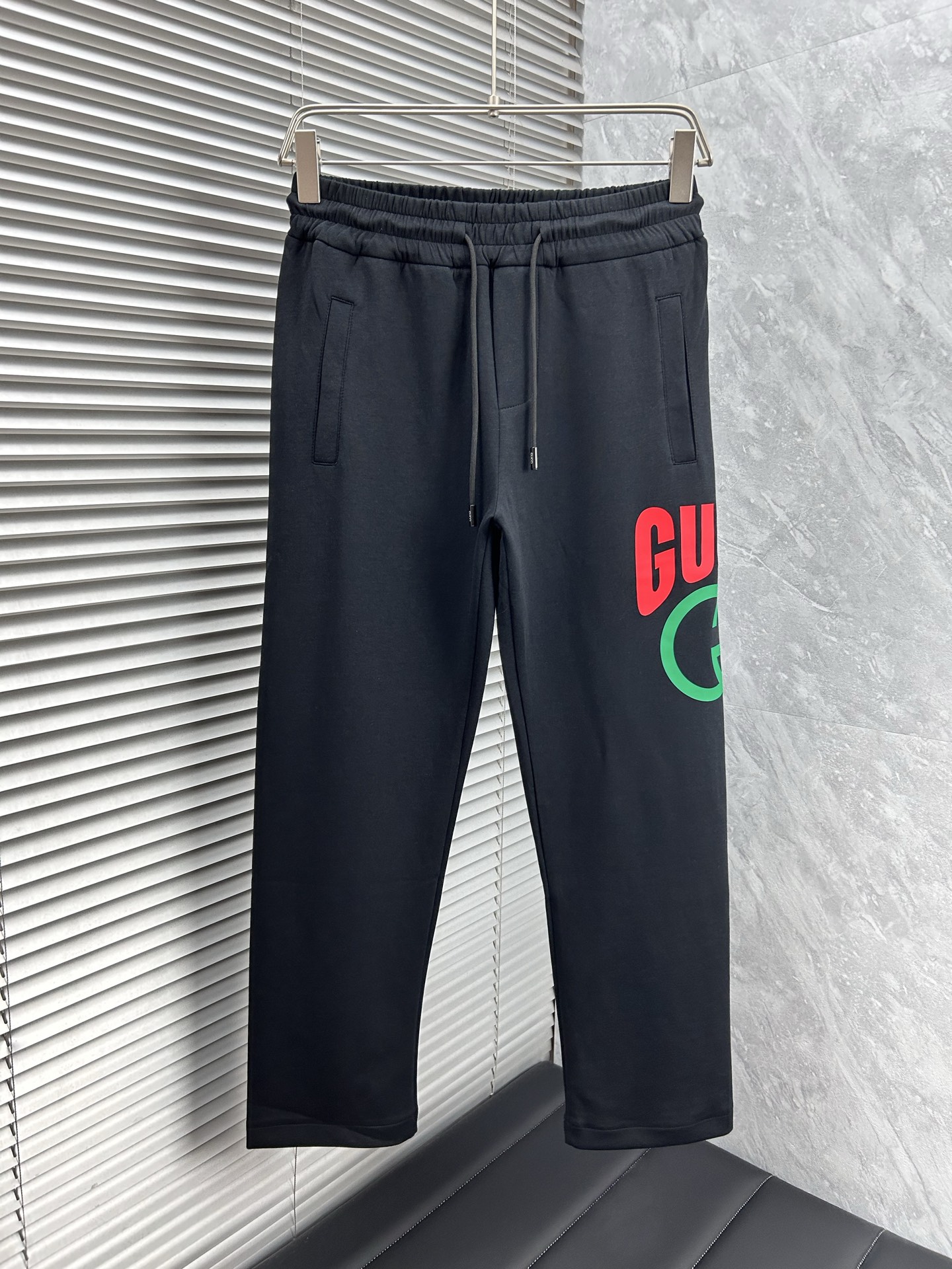 NO:441883,The new ancient style is coming. The new straight casual pants in spring and summer 2025 are slightly wide-fit, imported high-density custom fabrics, comfortable, soft and skin-friendly, straight and not easy to wrinkle, simple and clear, super versatile, fashionable and versatile, straight and stylish, a must-have for the wardrobe!  Suitable for any occasion, size M-3XL, alexander wang19860909古‘’新款来袭 2025春夏新款直筒休闲裤,版型微阔,进口高密度定制面料,舒适柔软亲肤,笔挺不易起皱,简单明了,超级百搭上身效果超级棒时尚百搭,笔挺有型,衣橱必备！适合任何场合穿着,码数M-3XL,,alexander wang,Men's clothing