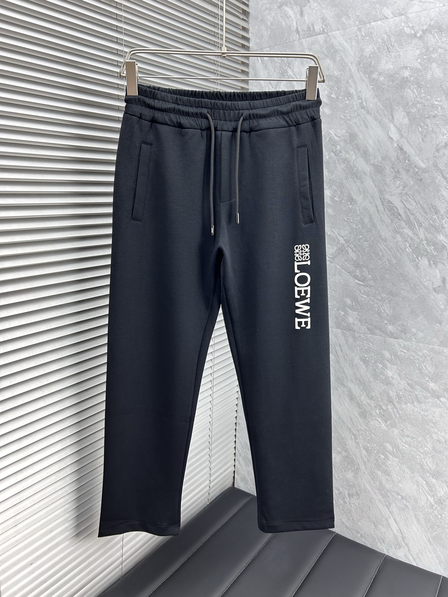 NO:441892,Luo Yi’s new style is coming. The new straight-leg casual pants in spring and summer 2025 are slightly wide-fit, imported high-density custom fabrics, comfortable, soft and skin-friendly, straight and not easy to wrinkle, simple and clear, super versatile, super fashionable and versatile, straight and stylish, a must-have for the wardrobe!  Suitable for any occasion, size M-3XL, loewe, alexander wang19860909罗意‘’新款来袭 2025春夏新款直筒休闲裤,版型微阔,进口高密度定制面料,舒适柔软亲肤,笔挺不易起皱,简单明了,超级百搭上身效果超级棒时尚百搭,笔挺有型,衣橱必备！适合任何场合穿着,码数M-3XL,,loewe,alexander wang,Men's clothing