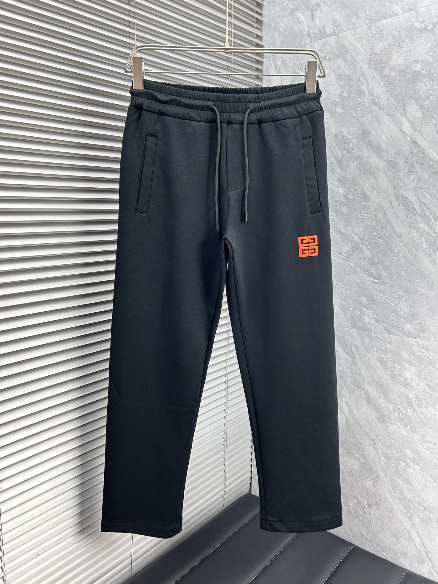 NO:441918,Givean's new style is coming. 2025 spring and summer new straight-leg casual pants, slightly wide-fitting, imported high-density custom fabric, comfortable, soft and skin-friendly, straight and not easy to wrinkle, simple and clear, super versatile, super fashionable and versatile, straight and stylish, a must-have for the wardrobe!  Suitable for any occasion, size M-3XL, given, alexander wang19860909纪梵‘’新款来袭 2025春夏新款直筒休闲裤,版型微阔,进口高密度定制面料,舒适柔软亲肤,笔挺不易起皱,简单明了,超级百搭上身效果超级棒时尚百搭,笔挺有型,衣橱必备！适合任何场合穿着,码数M-3XL,,givenchy,alexander wang,Men's clothing