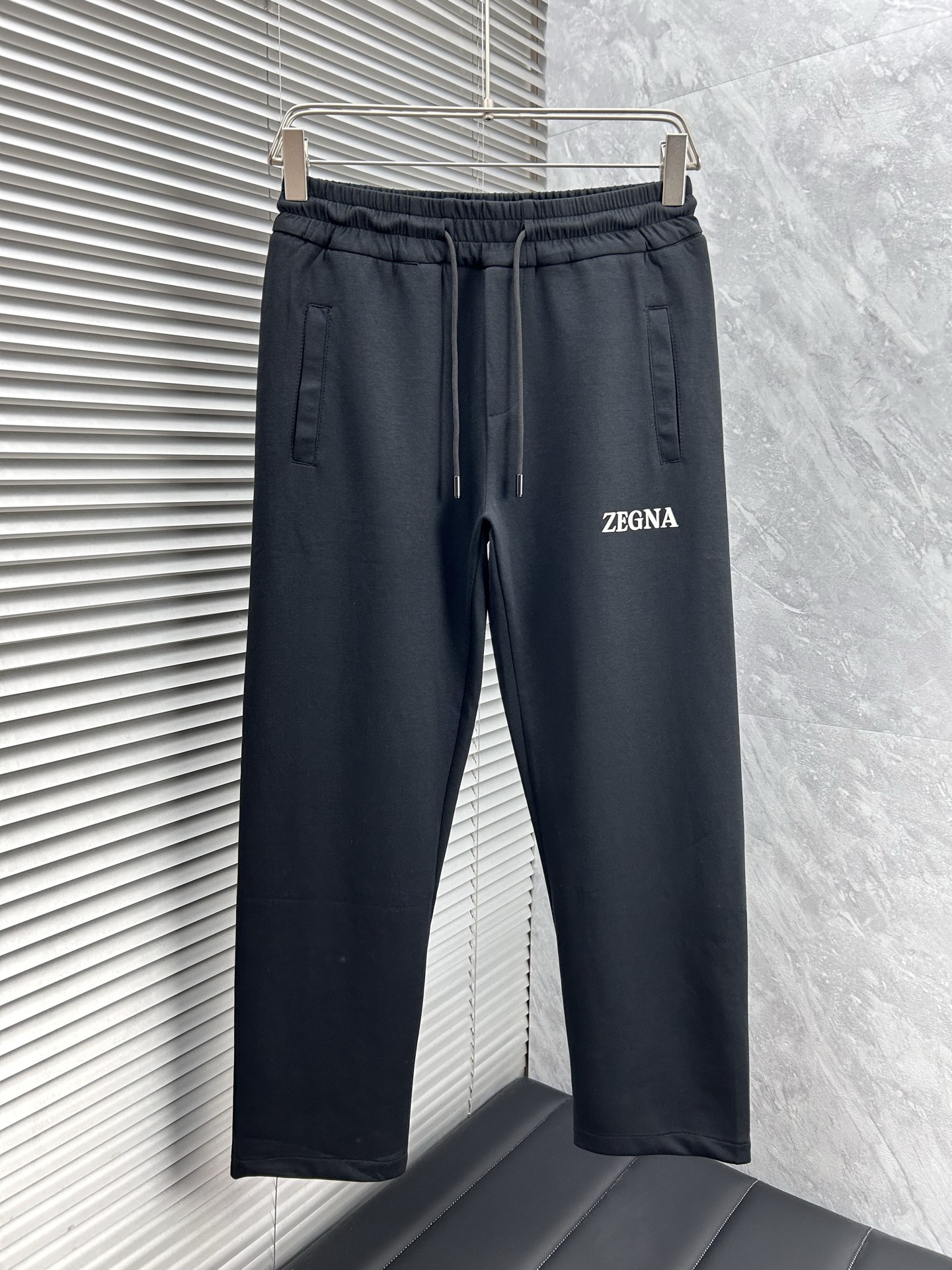 NO:441852,Jerney’s new style is coming. 2025 spring and summer new straight-leg casual pants, slightly wide-fitting, imported high-density custom fabric, comfortable, soft and skin-friendly, straight and not easy to wrinkle, simple and clear, super versatile, super fashionable and versatile, straight and stylish, a must-have for the wardrobe!  Suitable for any occasion, size M-3XL, zegna, alexander wang19860909杰尼‘’新款来袭 2025春夏新款直筒休闲裤,版型微阔,进口高密度定制面料,舒适柔软亲肤,笔挺不易起皱,简单明了,超级百搭上身效果超级棒时尚百搭,笔挺有型,衣橱必备！适合任何场合穿着,码数M-3XL,,zegna,alexander wang,Men's clothing