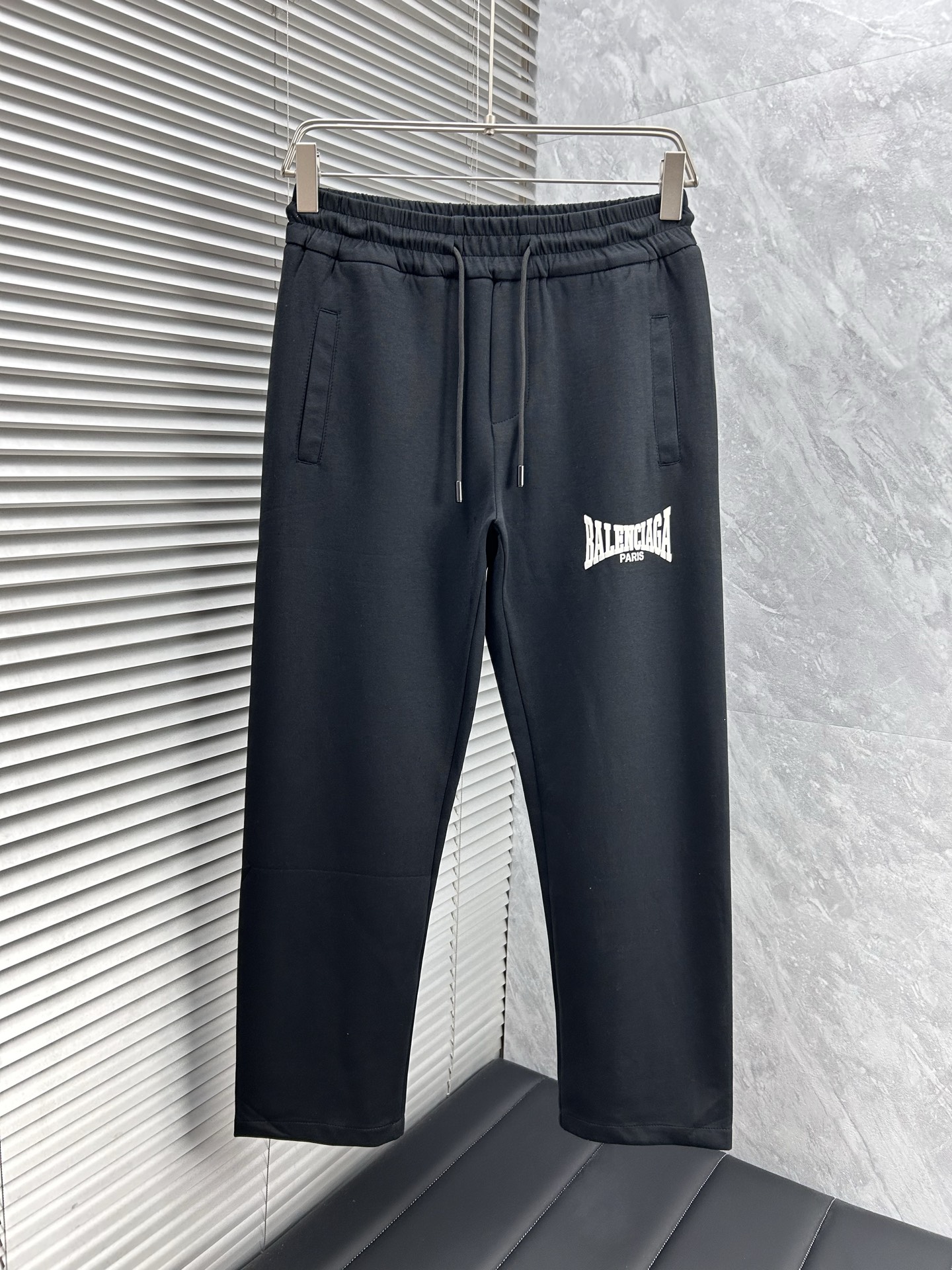 NO:441859,The new Paris style is coming. The new straight-leg casual pants in spring and summer 2025 are slightly wide-fit, imported high-density custom fabrics, comfortable, soft and skin-friendly, straight and not easy to wrinkle, simple and clear, super versatile, fashionable and versatile, straight and stylish, a must-have for the wardrobe!  Suitable for any occasion, size M-3XL, alexander wang19860909巴黎‘’新款来袭 2025春夏新款直筒休闲裤,版型微阔,进口高密度定制面料,舒适柔软亲肤,笔挺不易起皱,简单明了,超级百搭上身效果超级棒时尚百搭,笔挺有型,衣橱必备！适合任何场合穿着,码数M-3XL,,alexander wang,Men's clothing