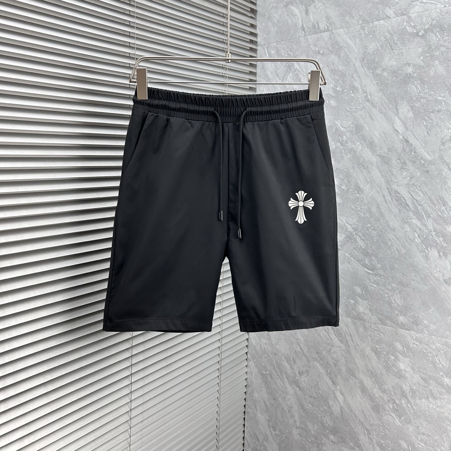 NO:441865,Crow's new style is coming. 2025 spring and summer new casual pants and shorts, imported high-density custom quick-drying fabric, comfortable, soft and skin-friendly, straight and not easy to wrinkle, simple and clear, super versatile, fashionable and versatile, straight and stylish, a must-have for the wardrobe!  Suitable for any occasion, size M-3XL, chrome hearts, shorts, alexander wang19860909克罗‘’新款来袭 2025春夏新款休闲裤短裤,进口高密度定制速干面料,舒适柔软亲肤,笔挺不易起皱,简单明了,超级百搭上身效果超级棒时尚百搭,笔挺有型,衣橱必备！适合任何场合穿着,码数M-3XL,,chrome hearts,shorts,alexander wang,Men's clothing