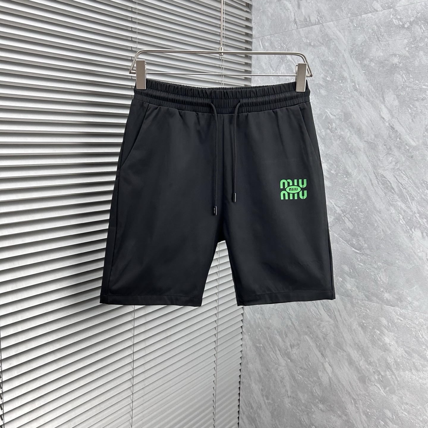 NO:441858,Miu'''' new style is coming. 2025 spring and summer new casual pants and shorts, imported high-density custom quick-drying fabric, comfortable, soft and skin-friendly, straight and not easy to wrinkle, simple and clear, super versatile, super fashionable and versatile, straight and stylish, a must-have for the wardrobe!  Suitable for any occasion, size M-3XL, miumiu, shorts, alexander wang19860909miu‘’新款来袭 2025春夏新款休闲裤短裤,进口高密度定制速干面料,舒适柔软亲肤,笔挺不易起皱,简单明了,超级百搭上身效果超级棒时尚百搭,笔挺有型,衣橱必备！适合任何场合穿着,码数M-3XL,,miumiu,shorts,alexander wang,Men's clothing