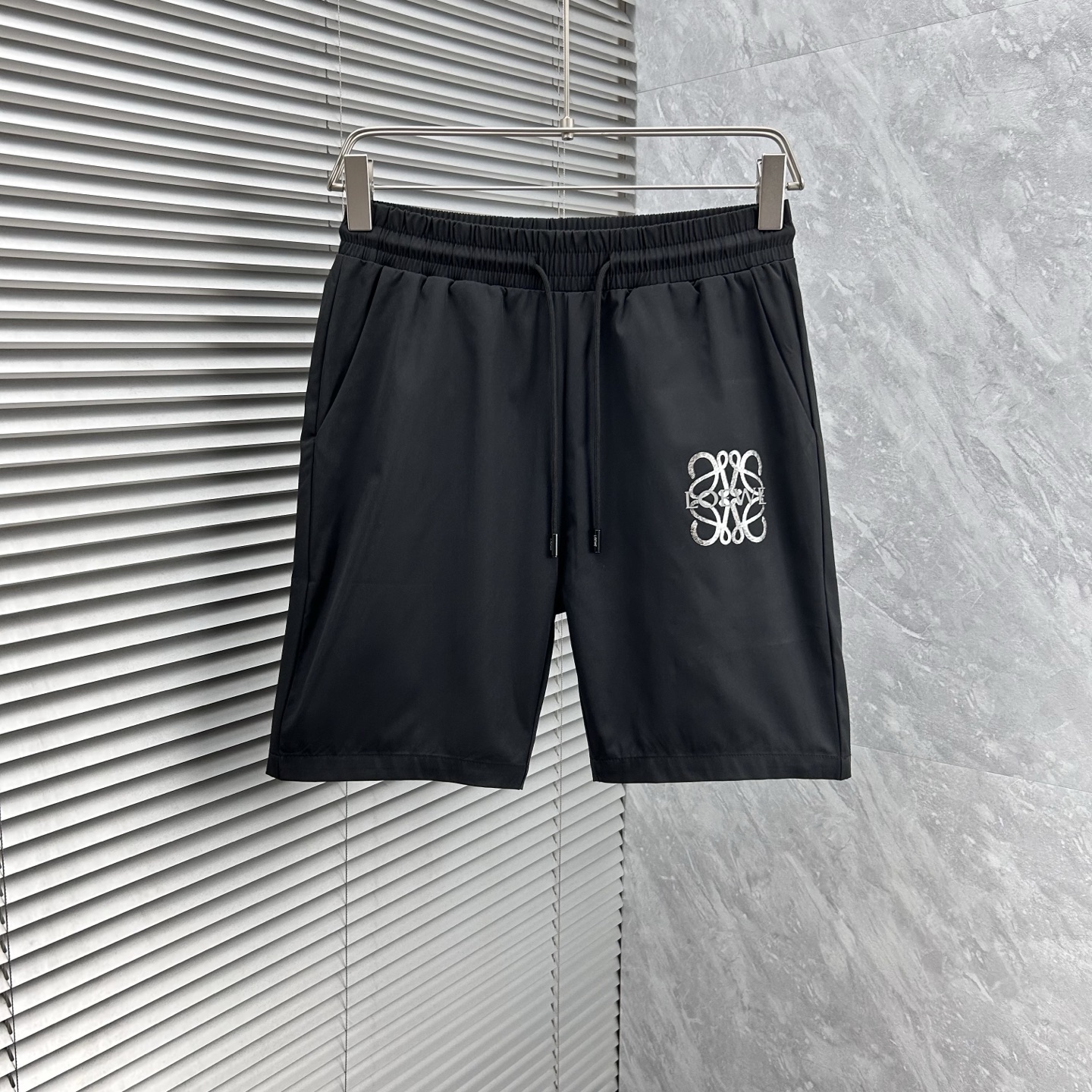 NO:441909,Luo Yi’s new style is coming. 2025 spring and summer new casual pants and shorts, imported high-density custom quick-drying fabric, comfortable, soft and skin-friendly, straight and not easy to wrinkle, simple and clear, super versatile, super fashionable and versatile, straight and stylish, a must-have for the wardrobe!  Suitable for any occasion, size M-3XL, loewe, shorts, alexander wang19860909罗意‘’新款来袭 2025春夏新款休闲裤短裤,进口高密度定制速干面料,舒适柔软亲肤,笔挺不易起皱,简单明了,超级百搭上身效果超级棒时尚百搭,笔挺有型,衣橱必备！适合任何场合穿着,码数M-3XL,,loewe,shorts,alexander wang,Men's clothing