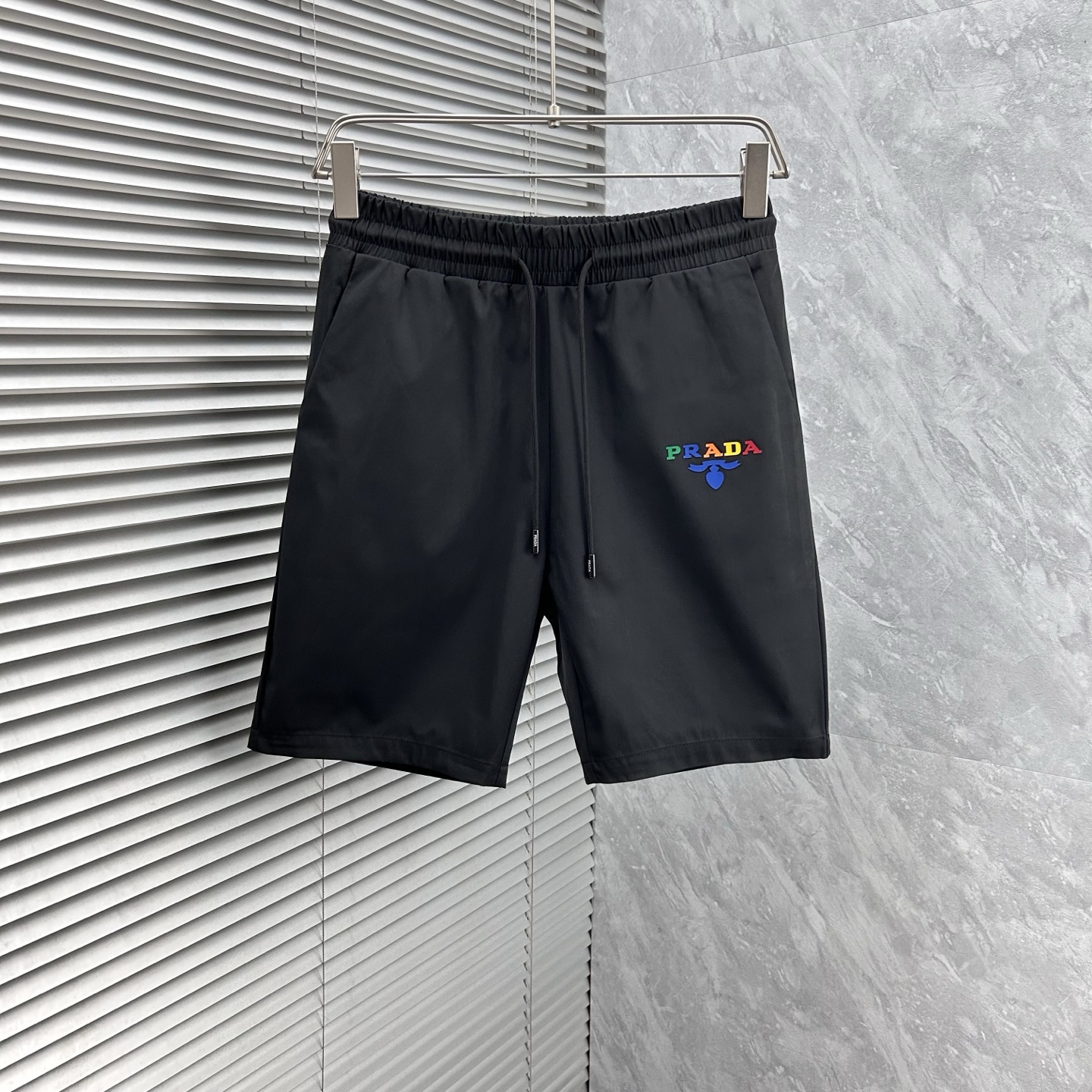 NO:441900,Pula’s new style is coming. 2025 spring and summer new casual pants and shorts, imported high-density custom quick-drying fabric, comfortable, soft and skin-friendly, straight and not easy to wrinkle, simple and clear, super versatile, fashionable and versatile, straight and stylish, a must-have for the wardrobe!  Suitable for any occasion, size M-3XL, prada, shorts, alexander wang19860909普拉‘’新款来袭 2025春夏新款休闲裤短裤,进口高密度定制速干面料,舒适柔软亲肤,笔挺不易起皱,简单明了,超级百搭上身效果超级棒时尚百搭,笔挺有型,衣橱必备！适合任何场合穿着,码数M-3XL,,prada,shorts,alexander wang,Men's clothing