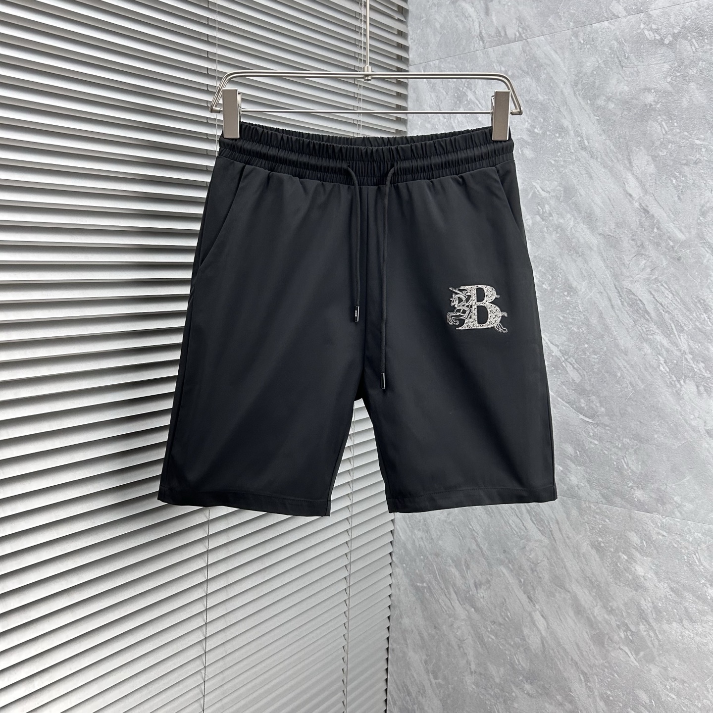 NO:441882,The new style of Babao's '' is coming. The new casual pants and shorts in spring and summer 2025 are imported high-density customized quick-drying fabric, comfortable, soft and skin-friendly, straight and not easy to wrinkle. It is simple and clear. It is super versatile and fashionable and versatile. It is straight and stylish. It is a must-have for the wardrobe!  Suitable for any occasion, size M-3XL, burberry, shorts, alexander wang19860909巴宝‘’新款来袭 2025春夏新款休闲裤短裤,进口高密度定制速干面料,舒适柔软亲肤,笔挺不易起皱,简单明了,超级百搭上身效果超级棒时尚百搭,笔挺有型,衣橱必备！适合任何场合穿着,码数M-3XL,,burberry,shorts,alexander wang,Men's clothing