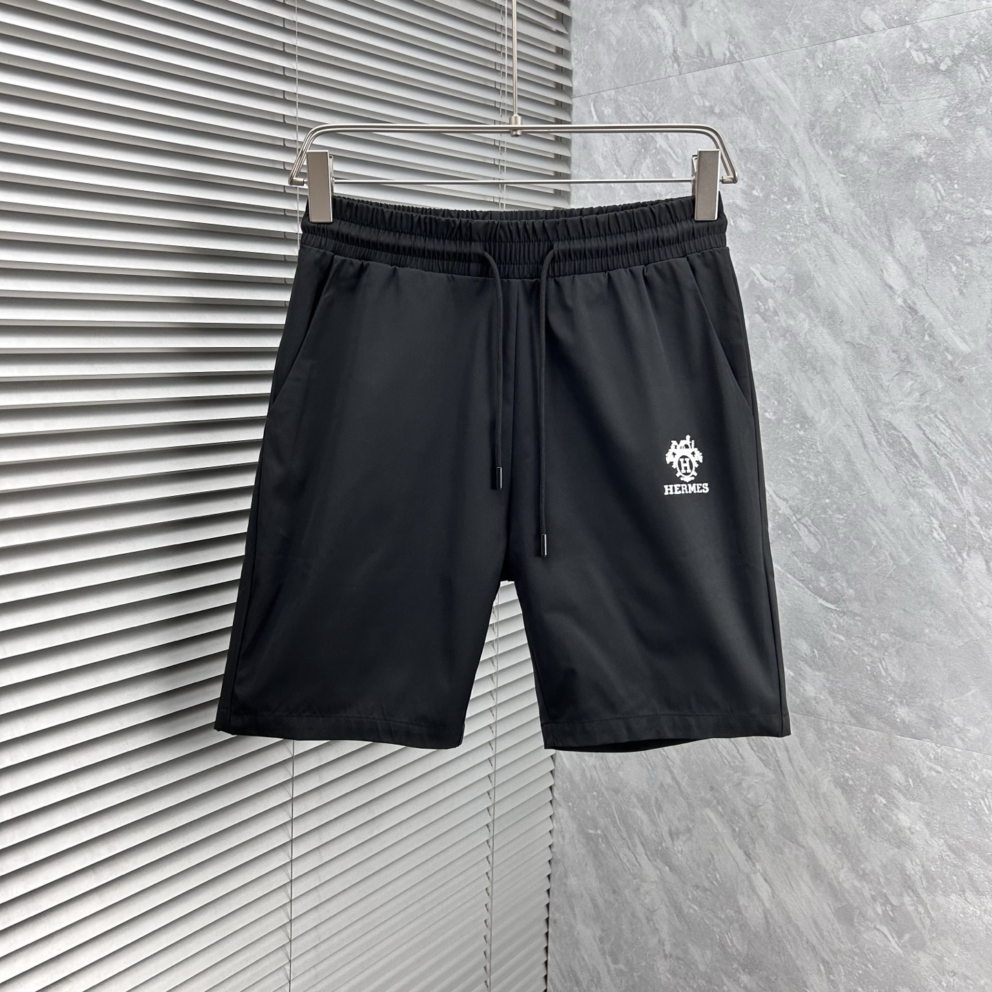 NO:441873,Aima's new style is coming. 2025 spring and summer new casual pants and shorts, imported high-density custom quick-drying fabric, comfortable, soft and skin-friendly, straight and not easy to wrinkle, simple and clear, super versatile, fashionable and versatile, straight and stylish, a must-have for the wardrobe!  Suitable for any occasion, size M-3XL, hermes, shorts, alexander wang19860909爱马‘’新款来袭 2025春夏新款休闲裤短裤,进口高密度定制速干面料,舒适柔软亲肤,笔挺不易起皱,简单明了,超级百搭上身效果超级棒时尚百搭,笔挺有型,衣橱必备！适合任何场合穿着,码数M-3XL,,hermes,shorts,alexander wang,Men's clothing