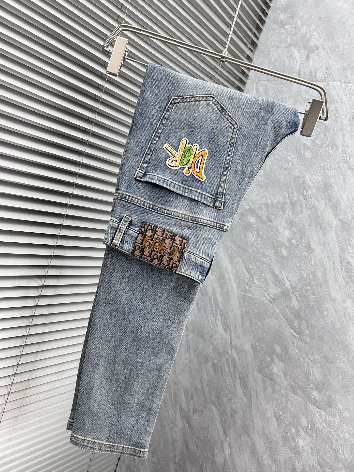 NO:442389,Di'’’2025 new jeans, customized imported high-elastic denim fabric, close and comfortable, and the style is three-dimensional and slim!  Latest design elements!  Full of fashion and trendy!  Casual and versatile style, extremely comfortable, and the upper body effect is super handsome!  Trendy men's must-have items, 29-38, jeans, alexander wang19860909迪‘’2025新款牛仔裤,定制进口高弹牛仔面料,贴身舒适,版型属于立体修身！最新设计元素！时尚潮味十足！休闲百搭款,舒适度极高,上身效果超级帅气！潮男必备单品 码数29-38,,jeans,alexander wang,Men's clothing