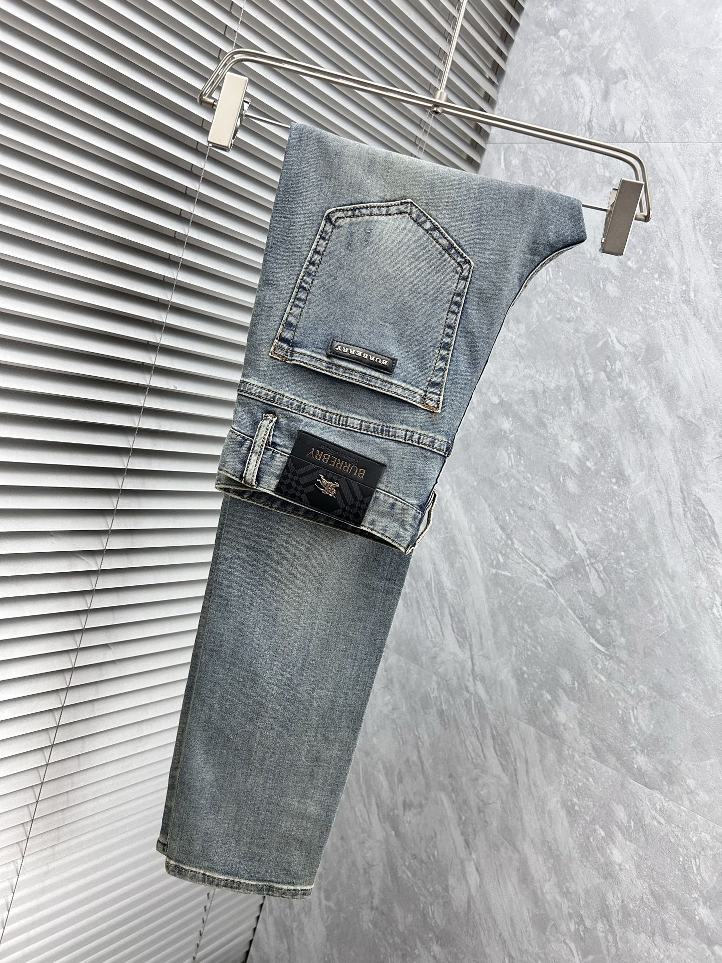 NO:442402,Babao’’’ 2025 new jeans, customized imported high-elastic denim fabric, close and comfortable, and the style is three-dimensional and slim!  Latest design elements!  Full of fashion and trendy!  Casual and versatile style, extremely comfortable, and the upper body effect is super handsome!  Trendy men's must-have items, 29-38, burberry, jeans, alexander wang19860909巴宝‘’2025新款牛仔裤,定制进口高弹牛仔面料,贴身舒适,版型属于立体修身！最新设计元素！时尚潮味十足！休闲百搭款,舒适度极高,上身效果超级帅气！潮男必备单品 码数29-38,,burberry,jeans,alexander wang,Men's clothing