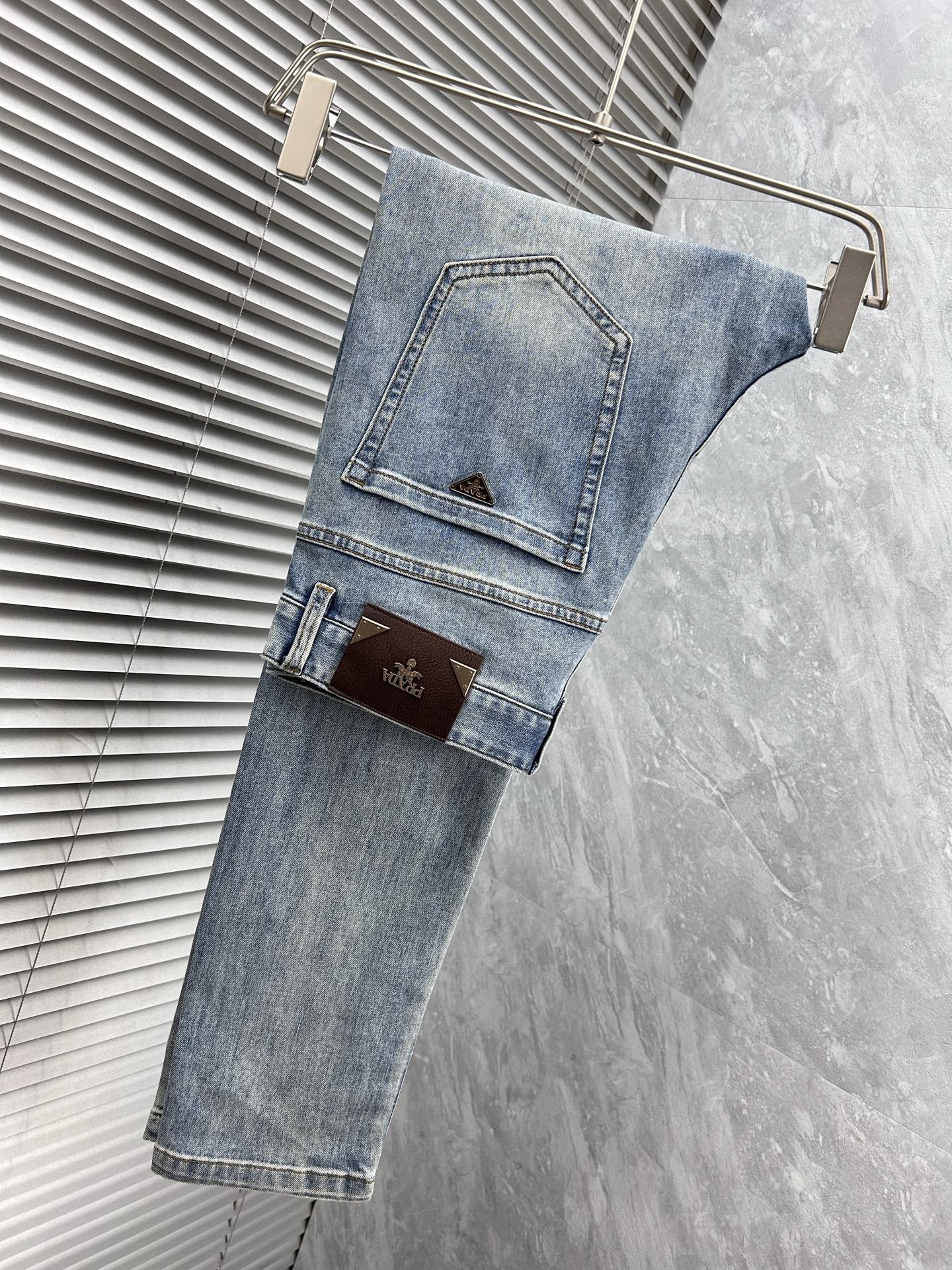 NO:442413,Pula’’’2025 new jeans, customized imported high-elastic denim fabric, close and comfortable, and the style is three-dimensional and slim!  Latest design elements!  Full of fashion and trendy!  Casual and versatile style, extremely comfortable, and the upper body effect is super handsome!  Trendy men's must-have items, number 29-38, prada, jeans, alexander wang19860909普拉‘’2025新款牛仔裤,定制进口高弹牛仔面料,贴身舒适,版型属于立体修身！最新设计元素！时尚潮味十足！休闲百搭款,舒适度极高,上身效果超级帅气！潮男必备单品 码数29-38,,prada,jeans,alexander wang,Men's clothing