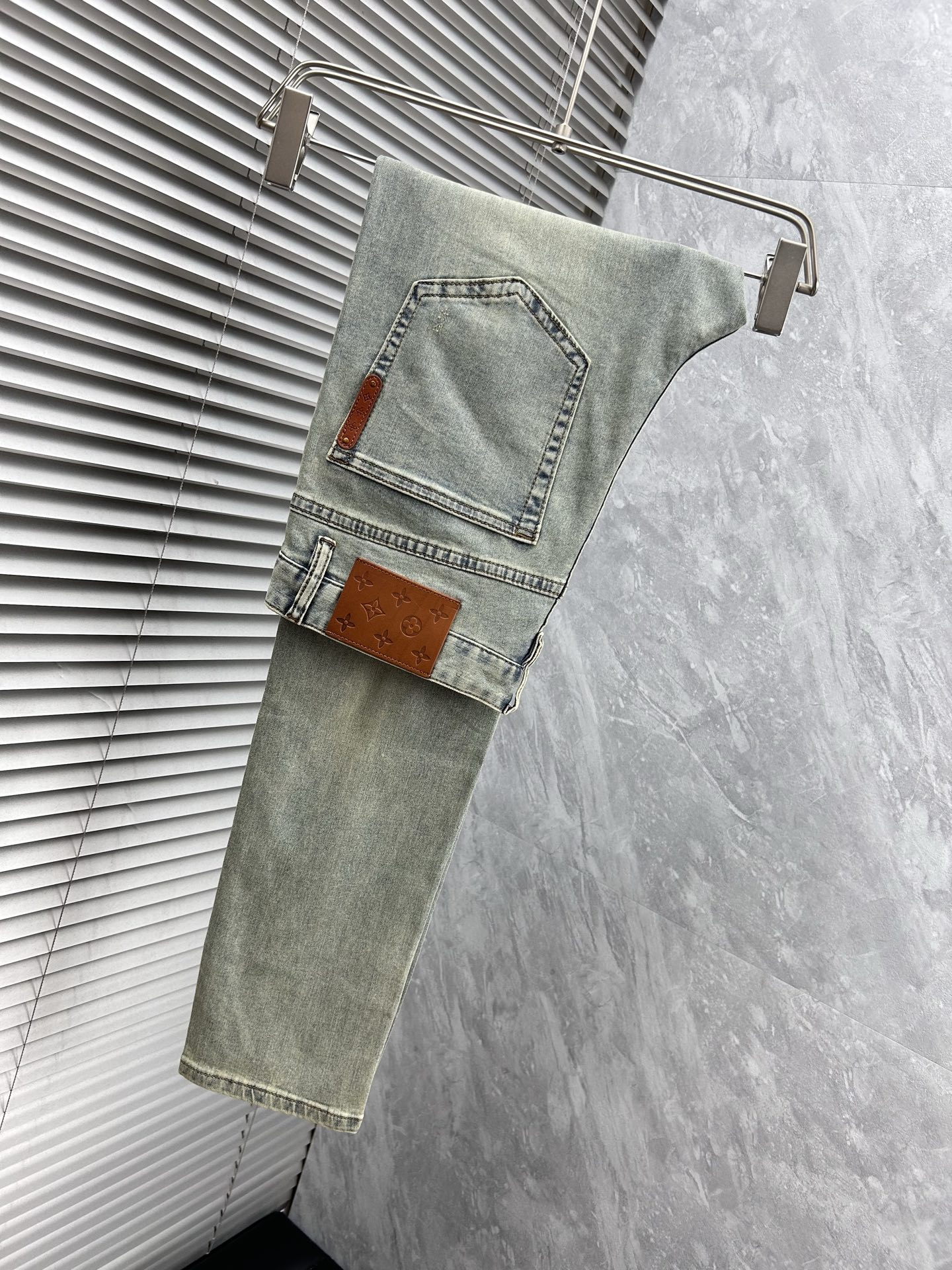 NO:442419,LV’’’2025 new jeans, customized imported high-elastic denim fabric, close and comfortable, and the style is three-dimensional and slim!  Latest design elements!  Full of fashion and trendy!  Casual and versatile style, extremely comfortable, and the upper body effect is super handsome!  Trendy men's must-have items 29-38, louis vuitton, jeans, alexander wang19860909LV‘’2025新款牛仔裤,定制进口高弹牛仔面料,贴身舒适,版型属于立体修身！最新设计元素！时尚潮味十足！休闲百搭款,舒适度极高,上身效果超级帅气！潮男必备单品 码数29-38,,louis vuitton,jeans,alexander wang,Men's clothing