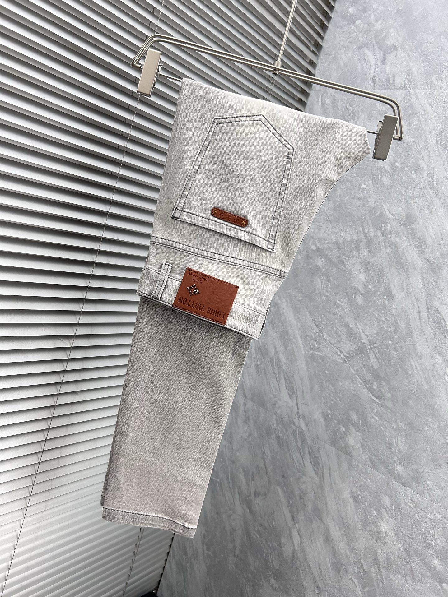 NO:442433,LV’’’2025 new jeans, customized imported high-elastic denim fabric, close and comfortable, and the style is three-dimensional and slim!  Latest design elements!  Full of fashion and trendy!  Casual and versatile style, extremely comfortable, and the upper body effect is super handsome!  Trendy men's must-have items 29-38, louis vuitton, jeans, alexander wang19860909LV‘’2025新款牛仔裤,定制进口高弹牛仔面料,贴身舒适,版型属于立体修身！最新设计元素！时尚潮味十足！休闲百搭款,舒适度极高,上身效果超级帅气！潮男必备单品 码数29-38,,louis vuitton,jeans,alexander wang,Men's clothing