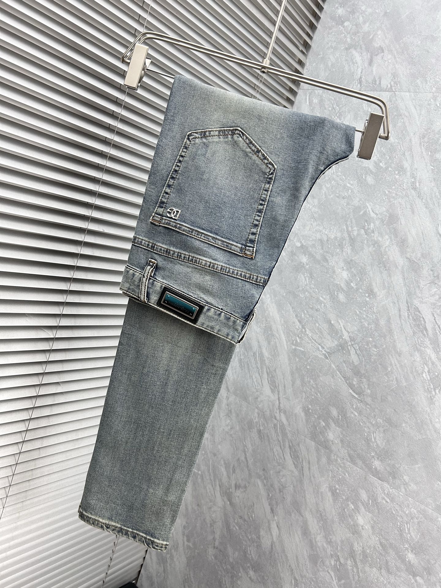 NO:442441,DG’’’2025 new jeans, customized imported high-elastic denim fabric, close and comfortable, and the style is three-dimensional and slim!  Latest design elements!  Full of fashion and trendy!  Casual and versatile style, extremely comfortable, and the upper body effect is super handsome!  Trendy men's must-have items, 29-38, jeans, alexander wang19860909DG‘’2025新款牛仔裤,定制进口高弹牛仔面料,贴身舒适,版型属于立体修身！最新设计元素！时尚潮味十足！休闲百搭款,舒适度极高,上身效果超级帅气！潮男必备单品 码数29-38,,jeans,alexander wang,Men's clothing