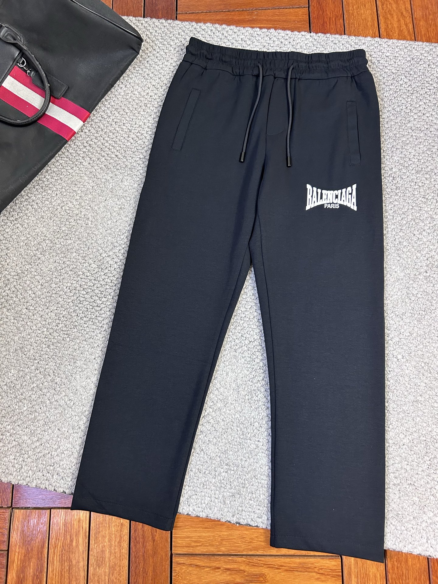 NO:442350,The new Paris style is coming. The new straight casual pants in spring and summer 2025 are slightly wide-fit, imported high-density custom fabrics, comfortable, soft and skin-friendly, straight and not easy to wrinkle, simple and clear, super versatile, fashionable and versatile, straight and stylish, a must-have for the wardrobe!  Suitable for any occasion, size M-3XL, alexander wang19860909巴黎‘’新款来袭 2025春夏新款直筒休闲裤,版型微阔,进口高密度定制面料,舒适柔软亲肤,笔挺不易起皱,简单明了,超级百搭上身效果超级棒时尚百搭,笔挺有型,衣橱必备！适合任何场合穿着,码数M-3XL,,alexander wang,Men's clothing