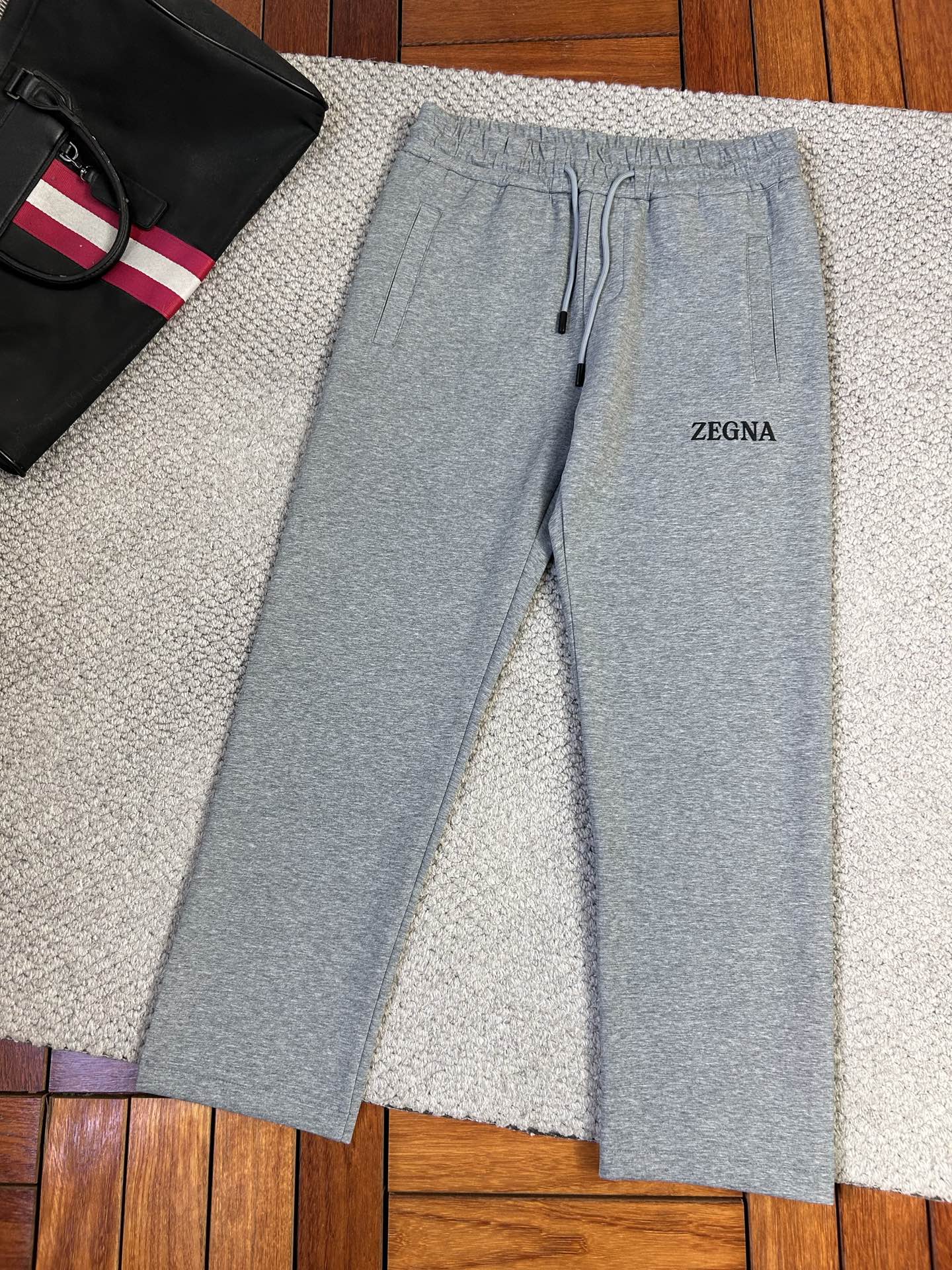 NO:442342,Jerney’s new style is coming. 2025 spring and summer new straight-leg casual pants, slightly wide-fitting, imported high-density custom fabric, comfortable, soft and skin-friendly, straight and not easy to wrinkle, simple and clear, super versatile, super fashionable and versatile, straight and stylish, a must-have for the wardrobe!  Suitable for any occasion, size M-3XL, zegna, alexander wang19860909杰尼‘’新款来袭 2025春夏新款直筒休闲裤,版型微阔,进口高密度定制面料,舒适柔软亲肤,笔挺不易起皱,简单明了,超级百搭上身效果超级棒时尚百搭,笔挺有型,衣橱必备！适合任何场合穿着,码数M-3XL,,zegna,alexander wang,Men's clothing