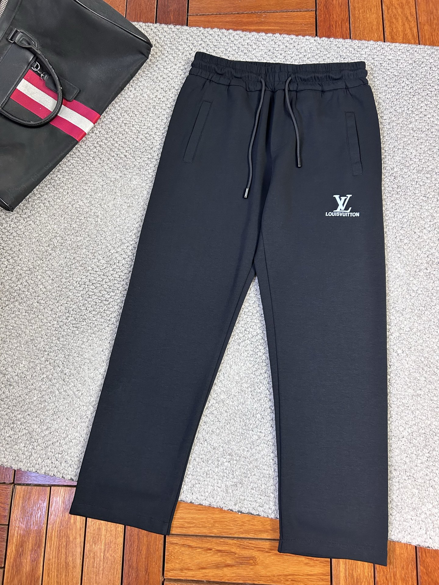 NO:442305,The new LV'' is coming. The new straight casual pants in spring and summer 2025 are slightly wide-fit, imported high-density custom fabrics, comfortable, soft and skin-friendly, straight and not easy to wrinkle, simple and clear, super versatile, fashionable and versatile, straight and stylish, must-have in the wardrobe!  Suitable for any occasion, size M-3XL, louis vuitton, alexander wang19860909LV‘’新款来袭 2025春夏新款直筒休闲裤,版型微阔,进口高密度定制面料,舒适柔软亲肤,笔挺不易起皱,简单明了,超级百搭上身效果超级棒时尚百搭,笔挺有型,衣橱必备！适合任何场合穿着,码数M-3XL,,louis vuitton,alexander wang,Men's clothing