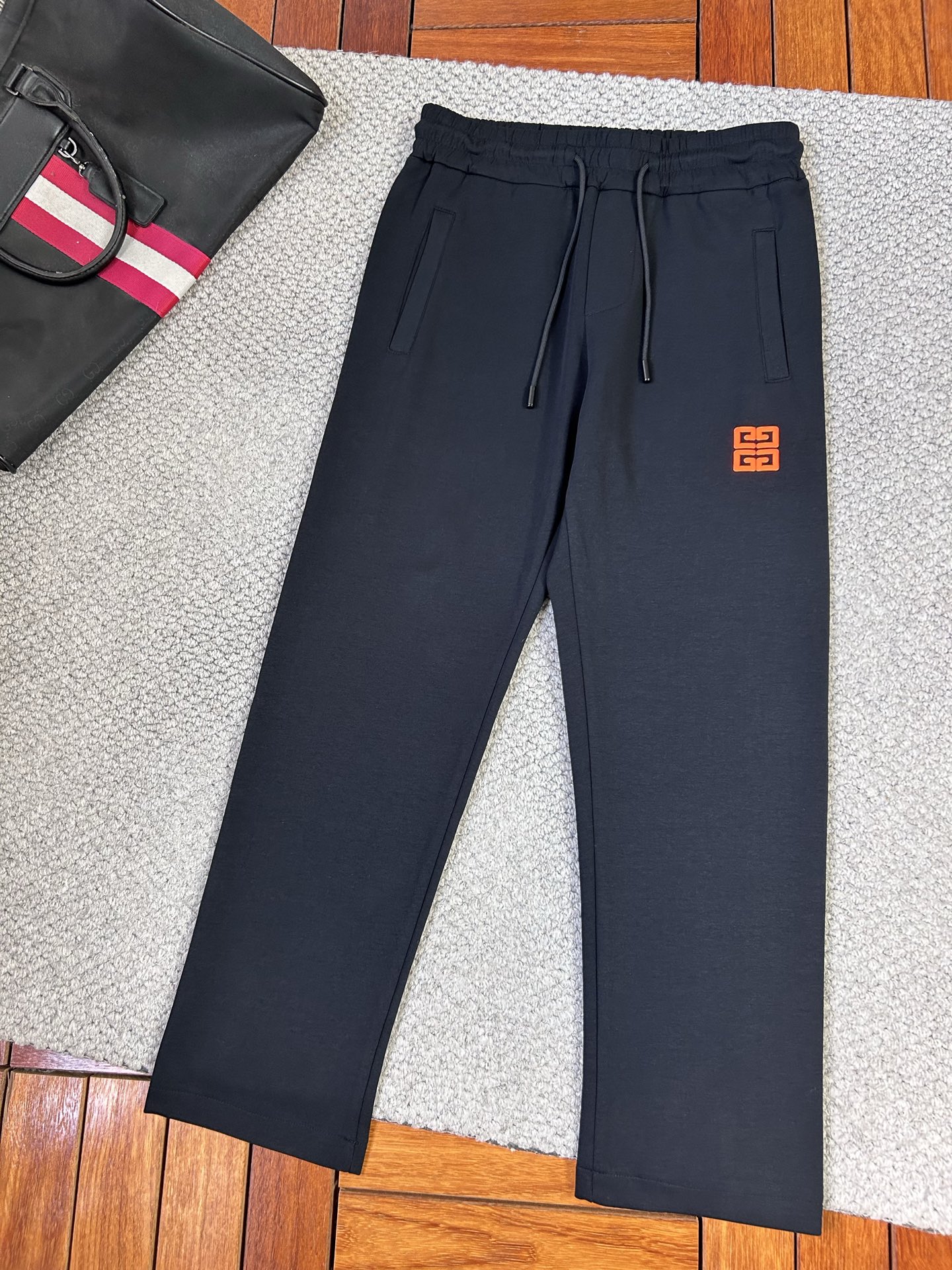 NO:442299,Givean's new style is coming. 2025 spring and summer new straight-leg casual pants, slightly wide-fitting, imported high-density custom fabric, comfortable, soft and skin-friendly, straight and not easy to wrinkle, simple and clear, super versatile, super fashionable and versatile, straight and stylish, a must-have for the wardrobe!  Suitable for any occasion, size M-3XL, given, alexander wang19860909纪梵‘’新款来袭 2025春夏新款直筒休闲裤,版型微阔,进口高密度定制面料,舒适柔软亲肤,笔挺不易起皱,简单明了,超级百搭上身效果超级棒时尚百搭,笔挺有型,衣橱必备！适合任何场合穿着,码数M-3XL,,givenchy,alexander wang,Men's clothing