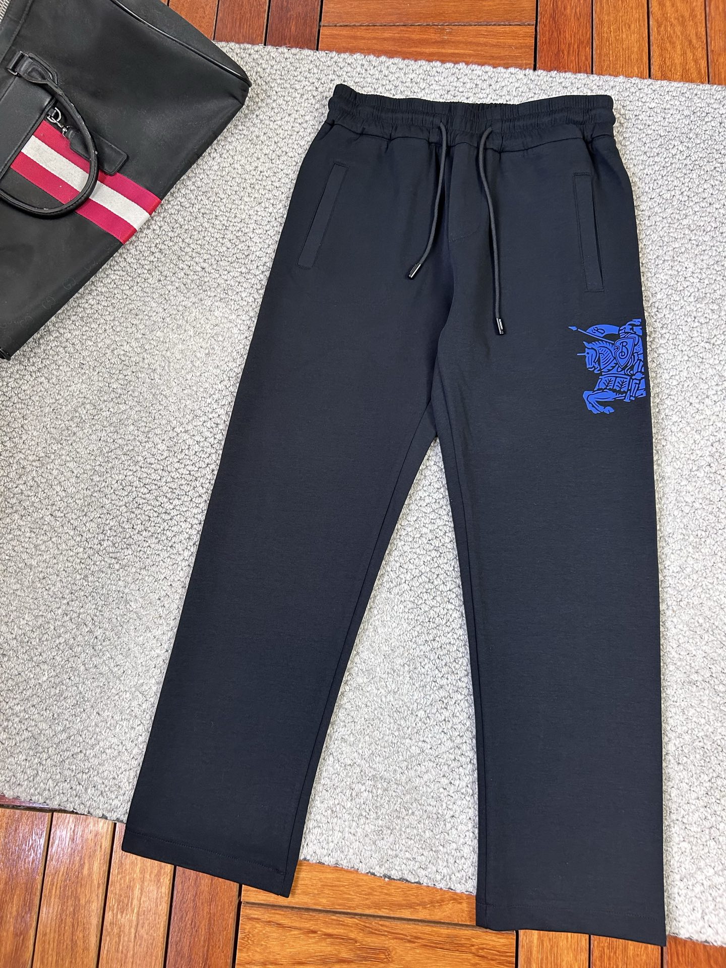 NO:442292,The new style of Babao's '' is coming. The new straight casual pants in spring and summer 2025 are slightly wide-fit, imported high-density custom fabrics, comfortable, soft and skin-friendly, straight and not easy to wrinkle, simple and clear, super versatile, fashionable and versatile, straight and stylish, a must-have for the wardrobe!  Suitable for any occasion, size M-3XL, burberry, alexander wang19860909巴宝‘’新款来袭 2025春夏新款直筒休闲裤,版型微阔,进口高密度定制面料,舒适柔软亲肤,笔挺不易起皱,简单明了,超级百搭上身效果超级棒时尚百搭,笔挺有型,衣橱必备！适合任何场合穿着,码数M-3XL,,burberry,alexander wang,Men's clothing