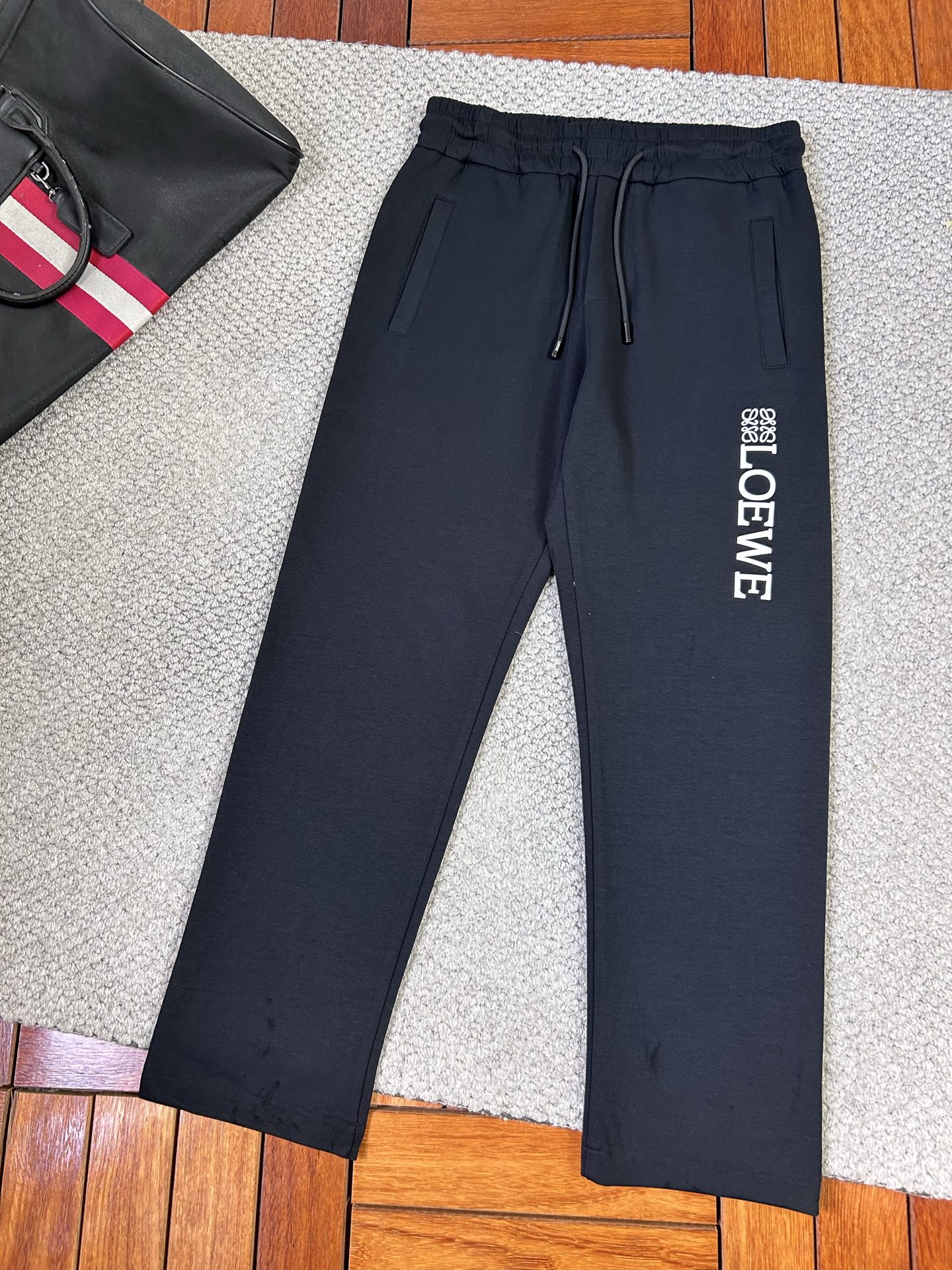 NO:442281,Luo Yi’s new style is coming. The new straight-leg casual pants in spring and summer 2025 are slightly wide-fit, imported high-density custom fabrics, comfortable, soft and skin-friendly, straight and not easy to wrinkle, simple and clear, super versatile, super fashionable and versatile, straight and stylish, a must-have for the wardrobe!  Suitable for any occasion, size M-3XL, loewe, alexander wang19860909罗意‘’新款来袭 2025春夏新款直筒休闲裤,版型微阔,进口高密度定制面料,舒适柔软亲肤,笔挺不易起皱,简单明了,超级百搭上身效果超级棒时尚百搭,笔挺有型,衣橱必备！适合任何场合穿着,码数M-3XL,,loewe,alexander wang,Men's clothing