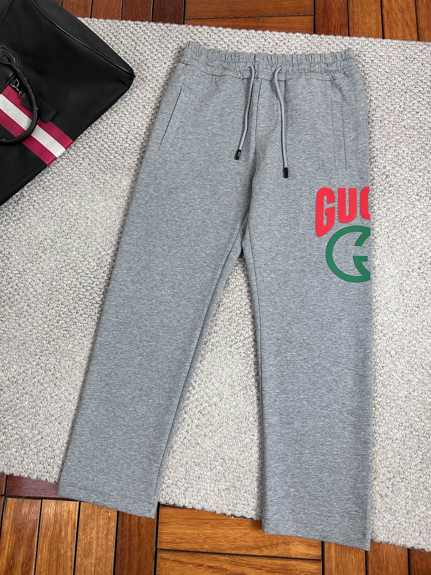 NO:442276,The new ancient style is coming. The new straight casual pants in spring and summer 2025 are slightly wide-fit, imported high-density custom fabrics, comfortable, soft and skin-friendly, straight and not easy to wrinkle, simple and clear, super versatile, fashionable and versatile, straight and stylish, a must-have for the wardrobe!  Suitable for any occasion, size M-3XL, alexander wang19860909古‘’新款来袭 2025春夏新款直筒休闲裤,版型微阔,进口高密度定制面料,舒适柔软亲肤,笔挺不易起皱,简单明了,超级百搭上身效果超级棒时尚百搭,笔挺有型,衣橱必备！适合任何场合穿着,码数M-3XL,,alexander wang,Men's clothing