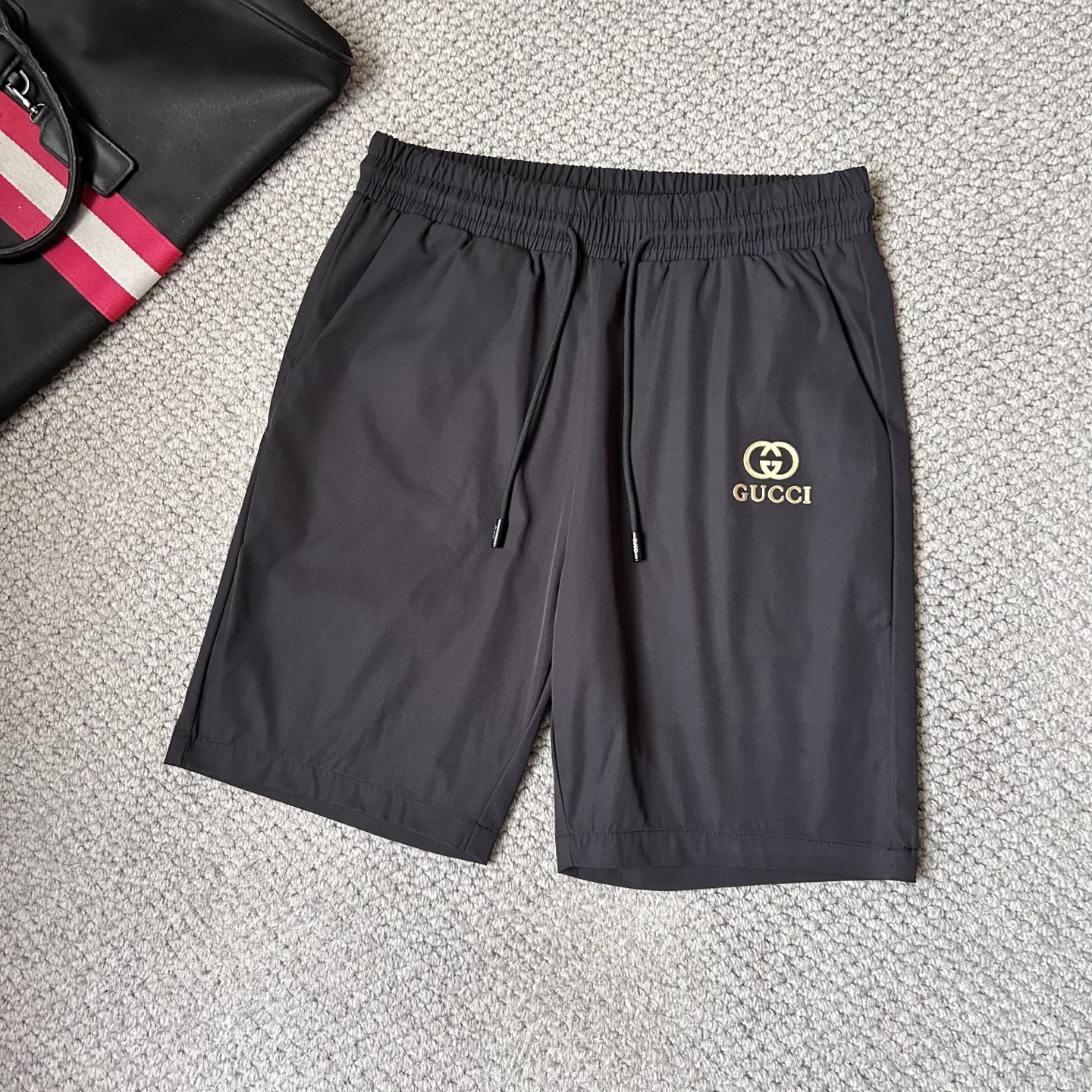 NO:442383,Guqi's new style is coming. 2025 spring and summer new casual pants and shorts, imported high-density custom quick-drying fabric, comfortable, soft and skin-friendly, straight and not easy to wrinkle, simple and clear, super versatile, super fashionable and versatile, straight and stylish, a must-have for the wardrobe!  Suitable for any occasion, size M-3XL, shorts, alexander wang19860909古奇‘’新款来袭 2025春夏新款休闲裤短裤,进口高密度定制速干面料,舒适柔软亲肤,笔挺不易起皱,简单明了,超级百搭上身效果超级棒时尚百搭,笔挺有型,衣橱必备！适合任何场合穿着,码数M-3XL,,shorts,alexander wang,Men's clothing