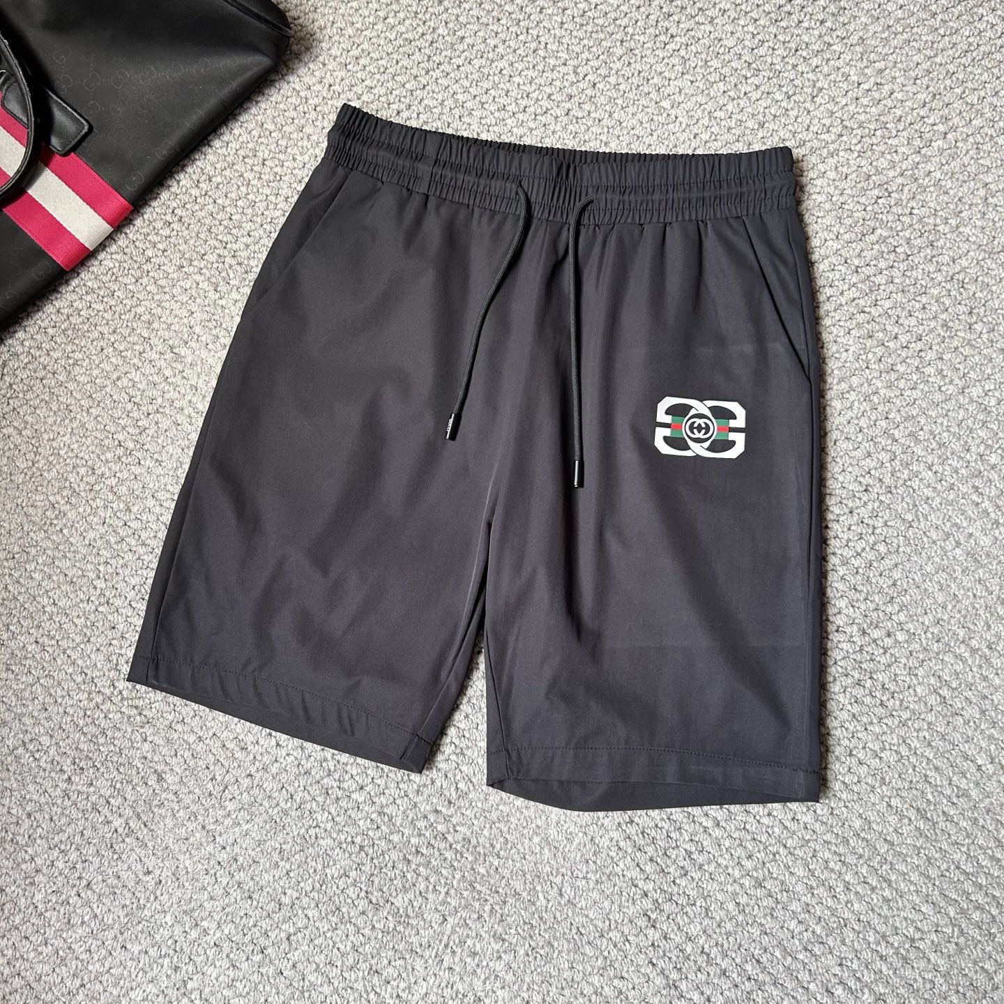 NO:442369,The new ancient style is coming. The new casual pants and shorts in spring and summer 2025 are imported high-density customized quick-drying fabric, comfortable, soft and skin-friendly, straight and not easy to wrinkle. It is simple and clear. It is super versatile and fashionable and versatile. It is straight and stylish. It is a must-have for the wardrobe!  Suitable for any occasion, size M-3XL, shorts, alexander wang19860909古‘’新款来袭 2025春夏新款休闲裤短裤,进口高密度定制速干面料,舒适柔软亲肤,笔挺不易起皱,简单明了,超级百搭上身效果超级棒时尚百搭,笔挺有型,衣橱必备！适合任何场合穿着,码数M-3XL,,shorts,alexander wang,Men's clothing