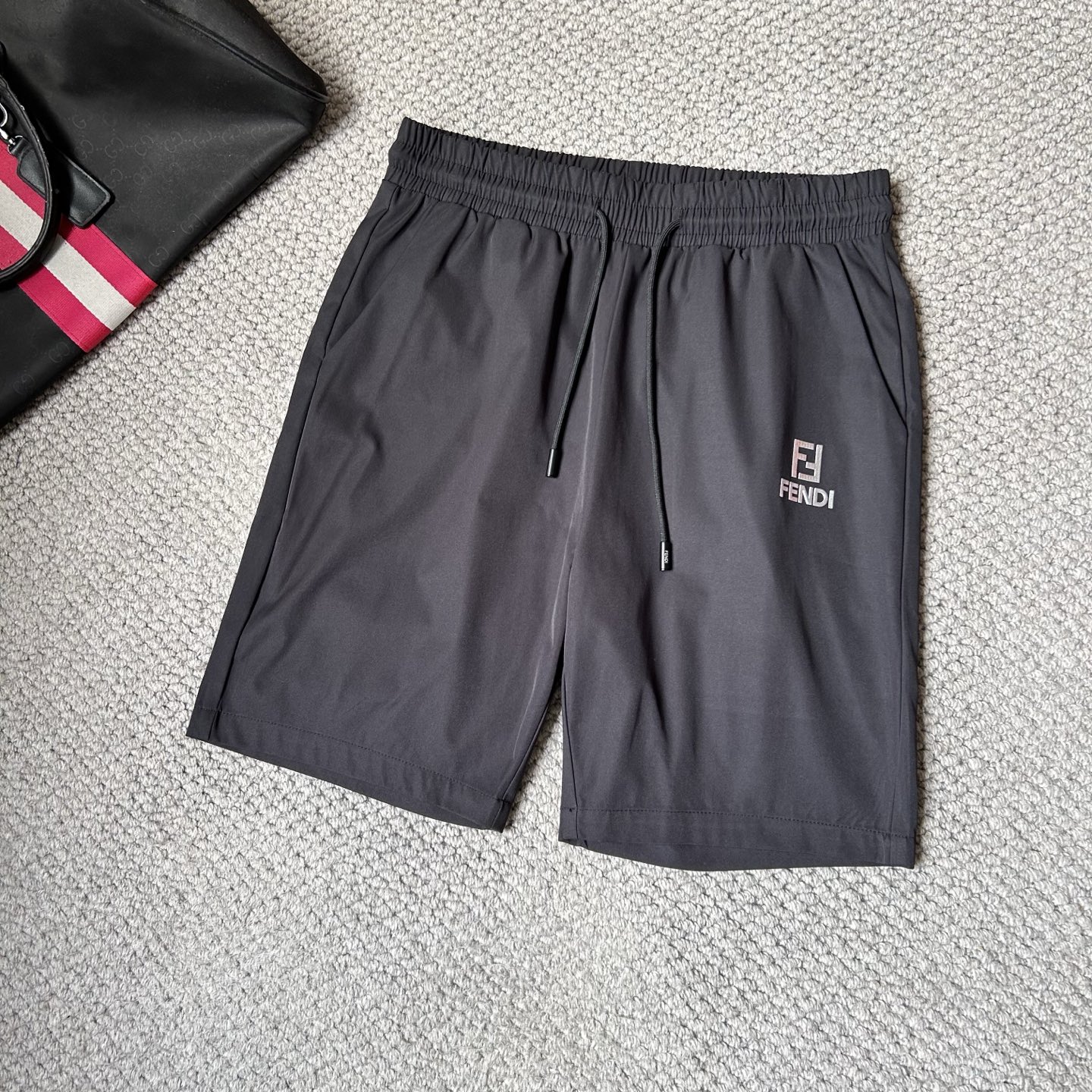 NO:442362,Fendi^_^''The new style is coming. 2025 spring and summer new casual pants and shorts, imported high-density custom quick-drying fabric, comfortable, soft and skin-friendly, straight and not easy to wrinkle, simple and clear, super versatile, super fashionable and versatile, straight and stylish, a must-have for the wardrobe!  Suitable for any occasion, size M-3XL, fendi, shorts, alexander wang19860909芬迪^_^‘’新款来袭 2025春夏新款休闲裤短裤,进口高密度定制速干面料,舒适柔软亲肤,笔挺不易起皱,简单明了,超级百搭上身效果超级棒时尚百搭,笔挺有型,衣橱必备！适合任何场合穿着,码数M-3XL,,fendi,shorts,alexander wang,Men's clothing