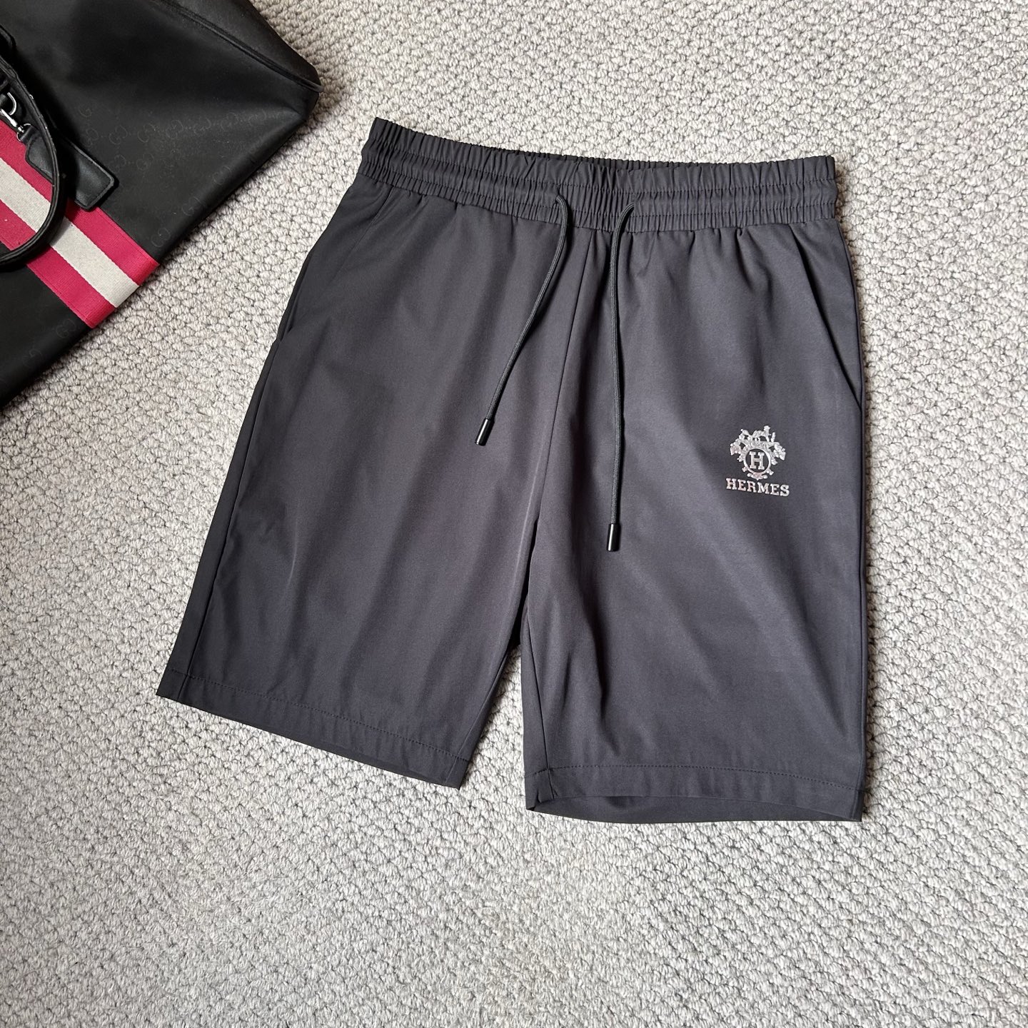 NO:442354,Aima's new style is coming. 2025 spring and summer new casual pants and shorts, imported high-density custom quick-drying fabric, comfortable, soft and skin-friendly, straight and not easy to wrinkle, simple and clear, super versatile, fashionable and versatile, straight and stylish, a must-have for the wardrobe!  Suitable for any occasion, size M-3XL, hermes, shorts, alexander wang19860909爱马‘’新款来袭 2025春夏新款休闲裤短裤,进口高密度定制速干面料,舒适柔软亲肤,笔挺不易起皱,简单明了,超级百搭上身效果超级棒时尚百搭,笔挺有型,衣橱必备！适合任何场合穿着,码数M-3XL,,hermes,shorts,alexander wang,Men's clothing