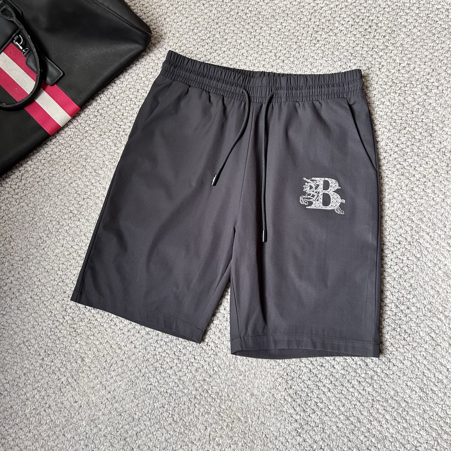 NO:442346,The new style of Babao's '' is coming. The new casual pants and shorts in spring and summer 2025 are imported high-density customized quick-drying fabric, comfortable, soft and skin-friendly, straight and not easy to wrinkle. It is simple and clear. It is super versatile and fashionable and versatile. It is straight and stylish. It is a must-have for the wardrobe!  Suitable for any occasion, size M-3XL, burberry, shorts, alexander wang19860909巴宝‘’新款来袭 2025春夏新款休闲裤短裤,进口高密度定制速干面料,舒适柔软亲肤,笔挺不易起皱,简单明了,超级百搭上身效果超级棒时尚百搭,笔挺有型,衣橱必备！适合任何场合穿着,码数M-3XL,,burberry,shorts,alexander wang,Men's clothing