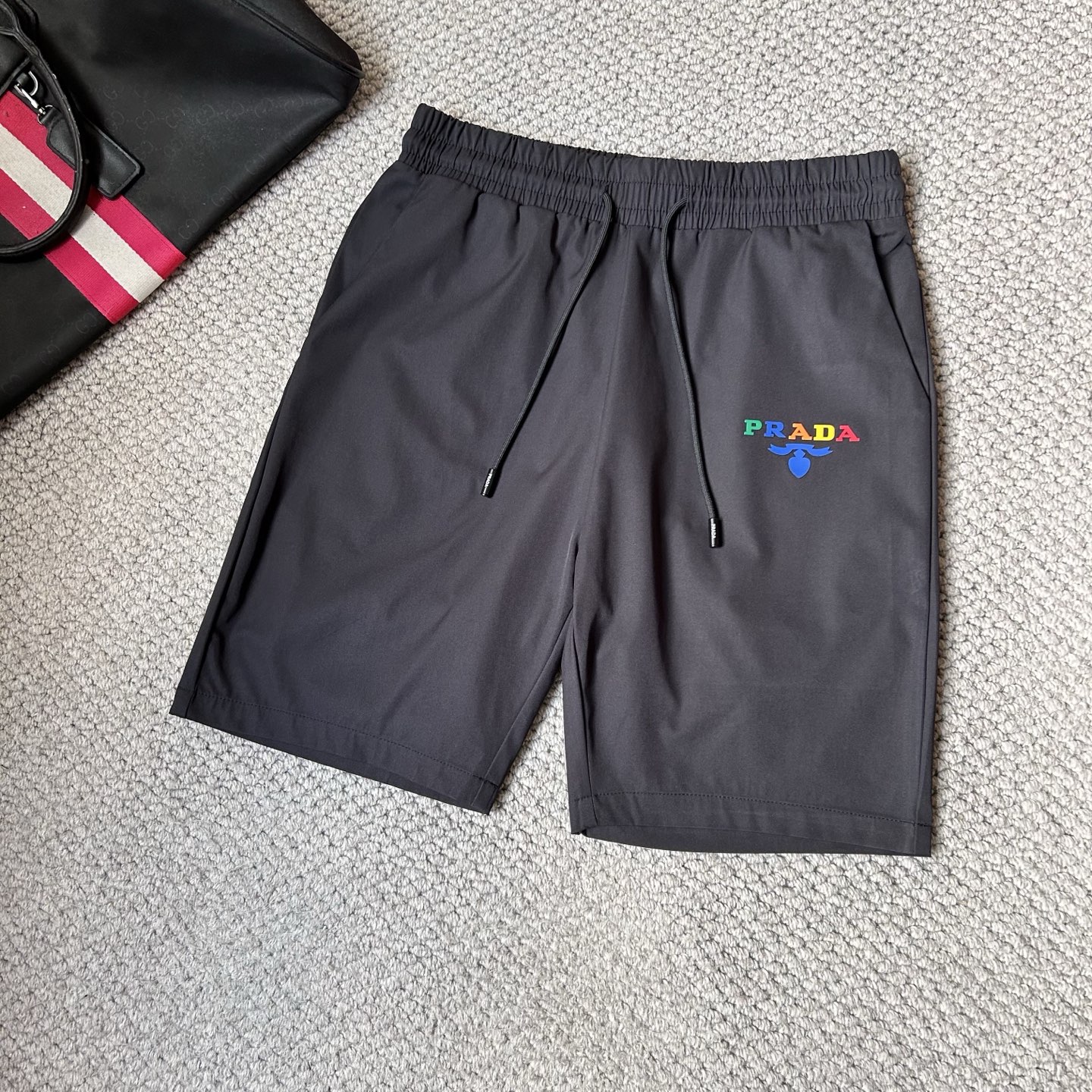 NO:442405,Pula’s new style is coming. 2025 spring and summer new casual pants and shorts, imported high-density custom quick-drying fabric, comfortable, soft and skin-friendly, straight and not easy to wrinkle, simple and clear, super versatile, fashionable and versatile, straight and stylish, a must-have for the wardrobe!  Suitable for any occasion, size M-3XL, prada, shorts, alexander wang19860909普拉‘’新款来袭 2025春夏新款休闲裤短裤,进口高密度定制速干面料,舒适柔软亲肤,笔挺不易起皱,简单明了,超级百搭上身效果超级棒时尚百搭,笔挺有型,衣橱必备！适合任何场合穿着,码数M-3XL,,prada,shorts,alexander wang,Men's clothing