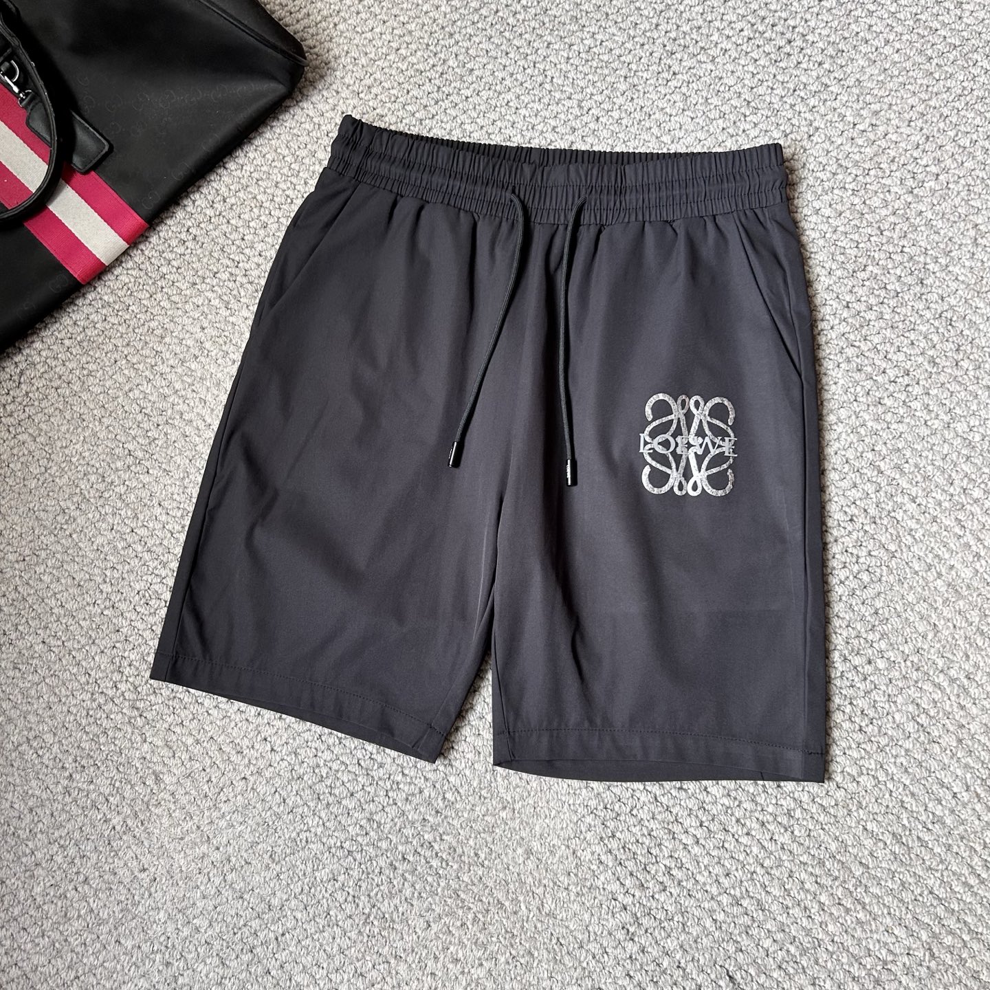 NO:442399,Luo Yi’s new style is coming. 2025 spring and summer new casual pants and shorts, imported high-density custom quick-drying fabric, comfortable, soft and skin-friendly, straight and not easy to wrinkle, simple and clear, super versatile, super fashionable and versatile, straight and stylish, a must-have for the wardrobe!  Suitable for any occasion, size M-3XL, loewe, shorts, alexander wang19860909罗意‘’新款来袭 2025春夏新款休闲裤短裤,进口高密度定制速干面料,舒适柔软亲肤,笔挺不易起皱,简单明了,超级百搭上身效果超级棒时尚百搭,笔挺有型,衣橱必备！适合任何场合穿着,码数M-3XL,,loewe,shorts,alexander wang,Men's clothing