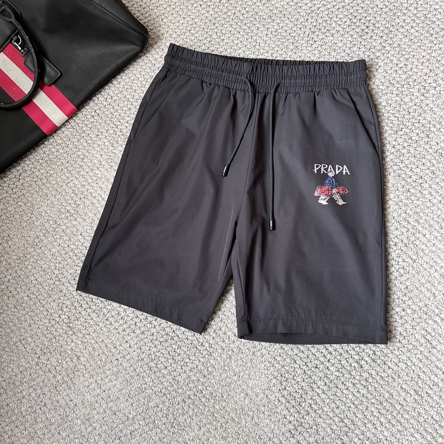 NO:442387,Pula’s new style is coming. 2025 spring and summer new casual pants and shorts, imported high-density custom quick-drying fabric, comfortable, soft and skin-friendly, straight and not easy to wrinkle, simple and clear, super versatile, fashionable and versatile, straight and stylish, a must-have for the wardrobe!  Suitable for any occasion, size M-3XL, prada, shorts, alexander wang19860909普拉‘’新款来袭 2025春夏新款休闲裤短裤,进口高密度定制速干面料,舒适柔软亲肤,笔挺不易起皱,简单明了,超级百搭上身效果超级棒时尚百搭,笔挺有型,衣橱必备！适合任何场合穿着,码数M-3XL,,prada,shorts,alexander wang,Men's clothing