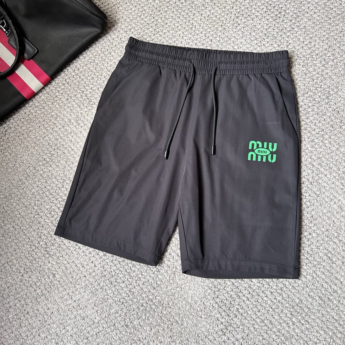 NO:442380,Miu'''' new style is coming. 2025 spring and summer new casual pants and shorts, imported high-density custom quick-drying fabric, comfortable, soft and skin-friendly, straight and not easy to wrinkle, simple and clear, super versatile, super fashionable and versatile, straight and stylish, a must-have for the wardrobe!  Suitable for any occasion, size M-3XL, miumiu, shorts, alexander wang19860909miu‘’新款来袭 2025春夏新款休闲裤短裤,进口高密度定制速干面料,舒适柔软亲肤,笔挺不易起皱,简单明了,超级百搭上身效果超级棒时尚百搭,笔挺有型,衣橱必备！适合任何场合穿着,码数M-3XL,,miumiu,shorts,alexander wang,Men's clothing