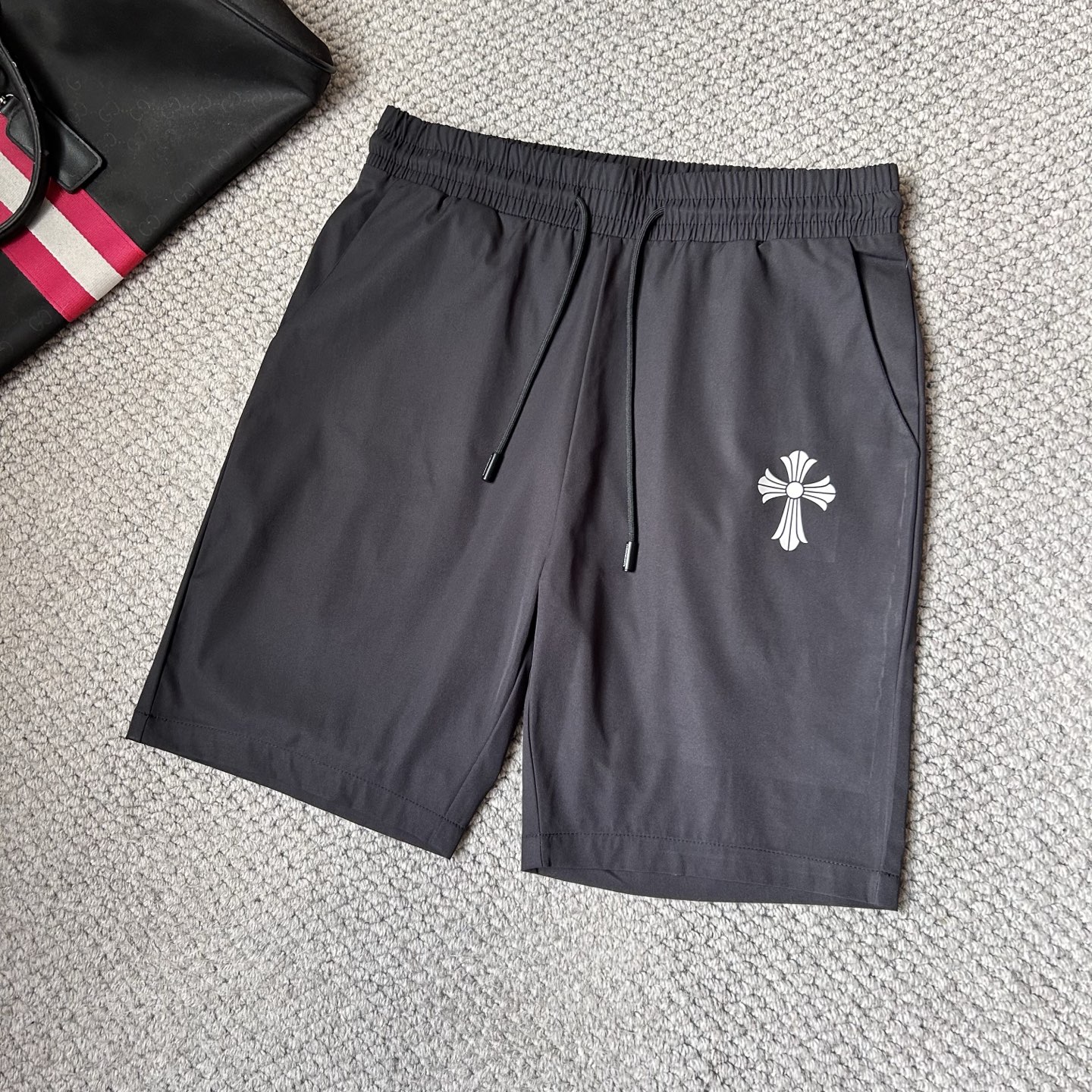 NO:442366,Crow's new style is coming. 2025 spring and summer new casual pants and shorts, imported high-density custom quick-drying fabric, comfortable, soft and skin-friendly, straight and not easy to wrinkle, simple and clear, super versatile, fashionable and versatile, straight and stylish, a must-have for the wardrobe!  Suitable for any occasion, size M-3XL, chrome hearts, shorts, alexander wang19860909克罗‘’新款来袭 2025春夏新款休闲裤短裤,进口高密度定制速干面料,舒适柔软亲肤,笔挺不易起皱,简单明了,超级百搭上身效果超级棒时尚百搭,笔挺有型,衣橱必备！适合任何场合穿着,码数M-3XL,,chrome hearts,shorts,alexander wang,Men's clothing