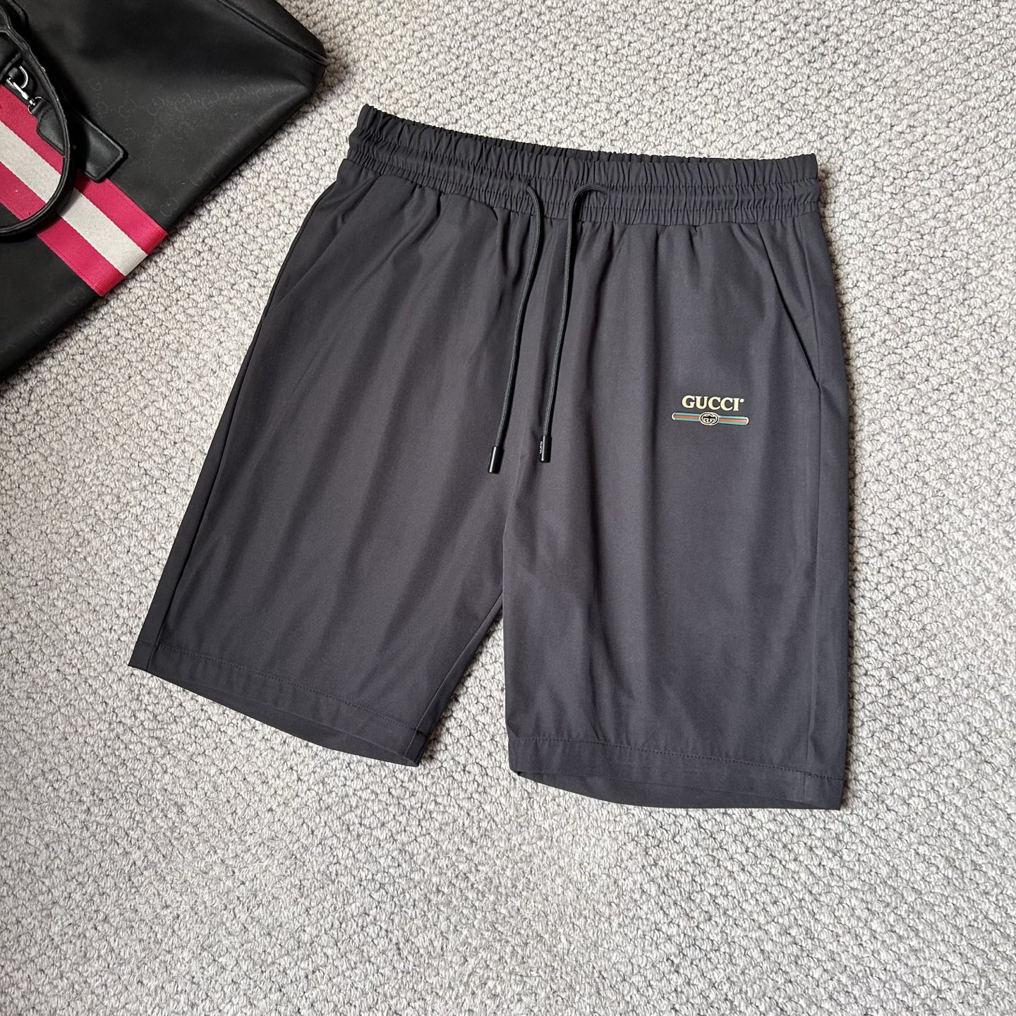 NO:442358,Guqi's new style is coming. 2025 spring and summer new casual pants and shorts, imported high-density custom quick-drying fabric, comfortable, soft and skin-friendly, straight and not easy to wrinkle, simple and clear, super versatile, super fashionable and versatile, straight and stylish, a must-have for the wardrobe!  Suitable for any occasion, size M-3XL, shorts, alexander wang19860909古奇‘’新款来袭 2025春夏新款休闲裤短裤,进口高密度定制速干面料,舒适柔软亲肤,笔挺不易起皱,简单明了,超级百搭上身效果超级棒时尚百搭,笔挺有型,衣橱必备！适合任何场合穿着,码数M-3XL,,shorts,alexander wang,Men's clothing