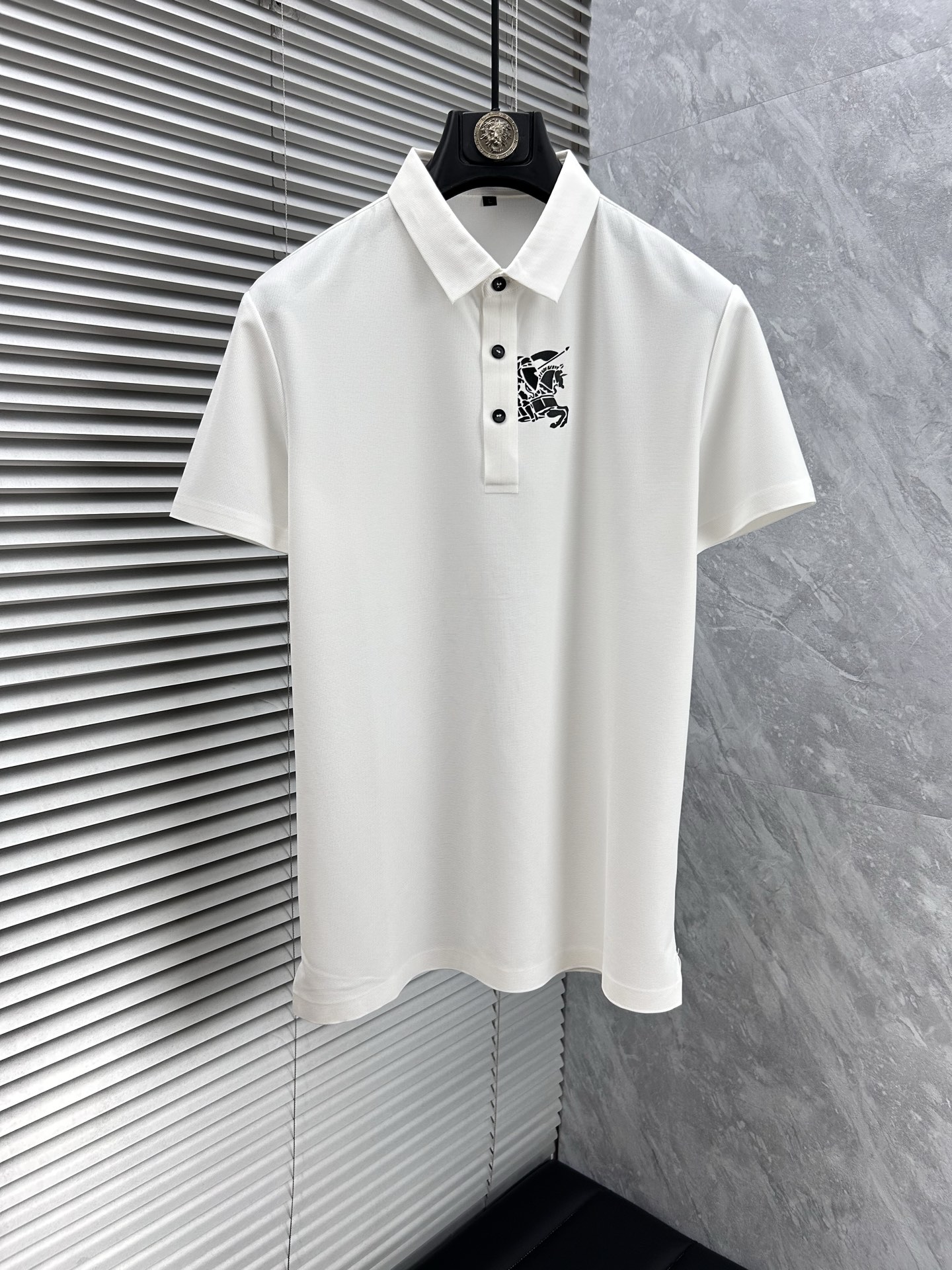 NO:462536,Babao’’’ 2025 spring and summer new men’s short-sleeved Polo shirt, the latest brand design element!  Neither monotonous nor complicated, it shows taste just right!  Customer-supplied top custom stretch spandex fabric!  Comfortable, sweat-absorbing and breathable, the unique high-end fabric presents a simple and elegant temperament!  The letter logo on the chest is designed with glue!  Full three-dimensional! Standard cutting design!  Every detail is a synchronized with high-end fashion. Size: M-4XL, burberry, T-shirt, alexander wang19860909巴宝‘’2025春夏新款男士短袖Polo衫,品牌最新设计元素！既不单调也不复杂,恰到好处的展现品味！客供顶级定制弹力氨纶面料！舒适吸汗透气根本不在话下,面料独具的高奢感呈现简约优雅气质！胸前字母logo压胶设计！饱满立体!标准裁剪设计！每一处细节都是与高端时尚同步的体现.尺码:M-4XL,,burberry,T-shirt,alexander wang,Men's clothing