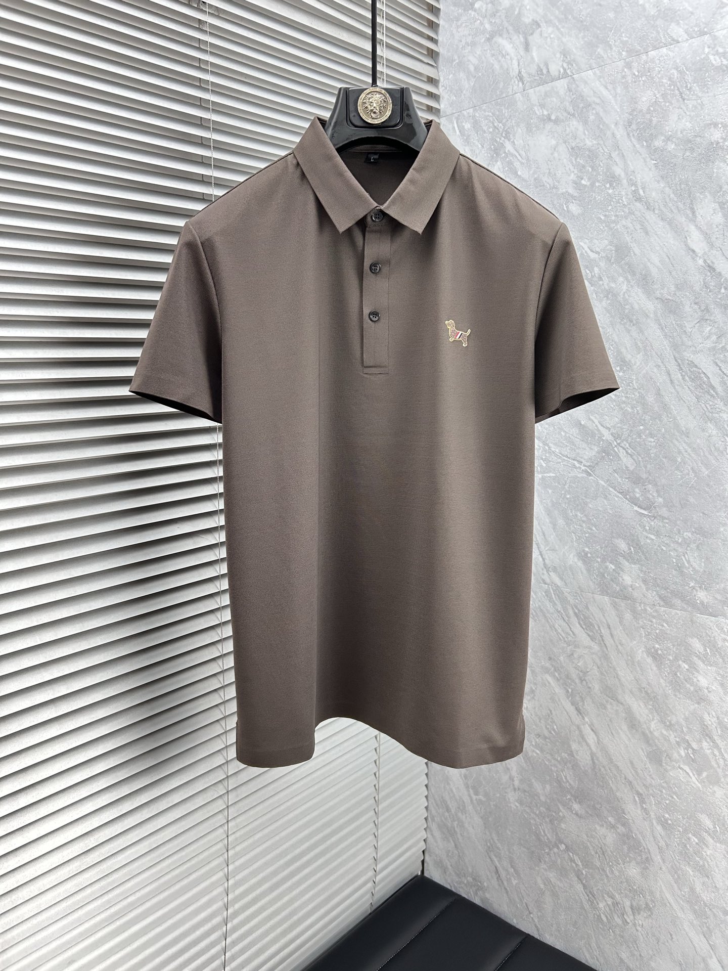 NO:462543,TB'’2025 spring and summer new men's short-sleeved Polo shirt, the latest brand design element!  Neither monotonous nor complicated, it shows taste just right!  Customer-supplied top custom stretch spandex fabric!  Comfortable, sweat-absorbing and breathable, the unique high-end fabric presents a simple and elegant temperament!  The letter logo on the chest is designed with glue!  Full three-dimensional! Standard cutting design!  Every detail is a synchronized with high-end fashion. Size: M-4XL, T-shirt, alexander wang19860909TB‘’2025春夏新款男士短袖Polo衫,品牌最新设计元素！既不单调也不复杂,恰到好处的展现品味！客供顶级定制弹力氨纶面料！舒适吸汗透气根本不在话下,面料独具的高奢感呈现简约优雅气质！胸前字母logo压胶设计！饱满立体!标准裁剪设计！每一处细节都是与高端时尚同步的体现.尺码:M-4XL,,T-shirt,alexander wang,Men's clothing