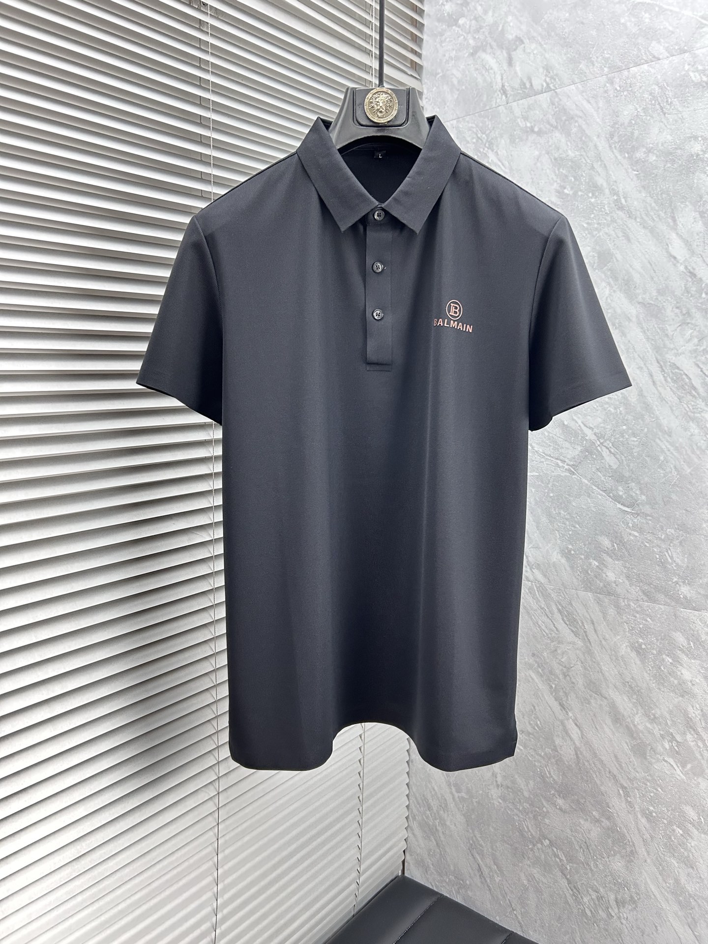 NO:462551,BL’’2025 spring and summer new men’s short-sleeved Polo shirt, the latest brand design element!  Neither monotonous nor complicated, it shows taste just right!  Customer-supplied top custom stretch spandex fabric!  Comfortable, sweat-absorbing and breathable, the unique high-end fabric presents a simple and elegant temperament!  The letter logo on the chest is designed with glue!  Full three-dimensional! Standard cutting design!  Every detail is a synchronized with high-end fashion. Size: M-4XL, T-shirt, alexander wang19860909BL‘’2025春夏新款男士短袖Polo衫,品牌最新设计元素！既不单调也不复杂,恰到好处的展现品味！客供顶级定制弹力氨纶面料！舒适吸汗透气根本不在话下,面料独具的高奢感呈现简约优雅气质！胸前字母logo压胶设计！饱满立体!标准裁剪设计！每一处细节都是与高端时尚同步的体现.尺码:M-4XL,,T-shirt,alexander wang,Men's clothing