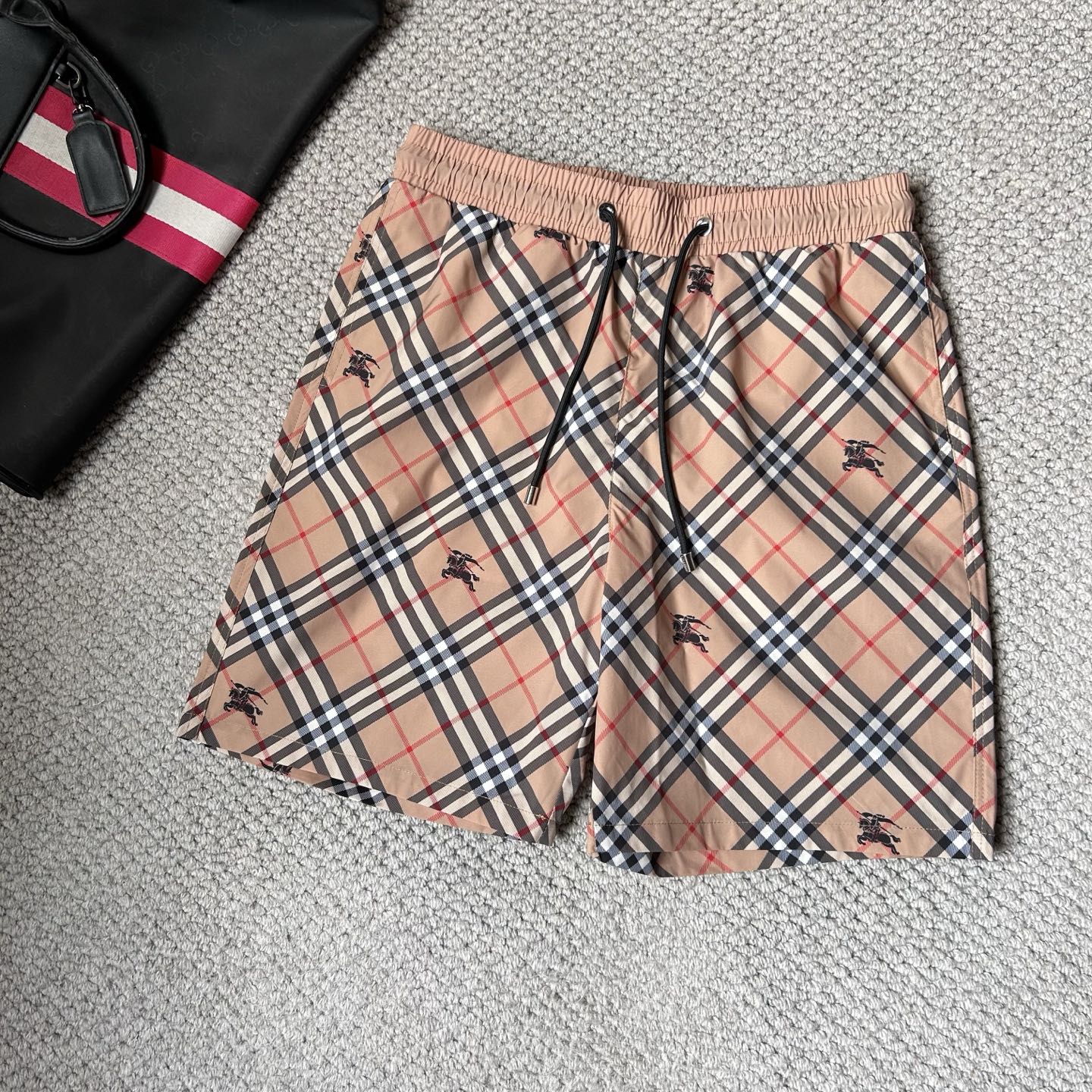 NO:474236,Babao'' 2025 spring and summer new men's casual shorts, high-end customized breathable fabric, breathable and micro-elastic, extremely comfortable, impeccable details, top-level auxiliary materials, original hardware design concept, delicate and soft feel!  The upper body style is excellent!  Size M-3XL, shipped the next day, burberry, shorts, alexander wang19860909巴宝‘’ 2025春夏新款男士休闲短裤,高级定制透气面料 透气微弹舒适度极高,细节无可挑剔,顶级辅料配备,原版五金设计理念,手感细腻柔软！上身版型超赞！尺码M-3XL,隔天出货,,burberry,shorts,alexander wang,Men's clothing