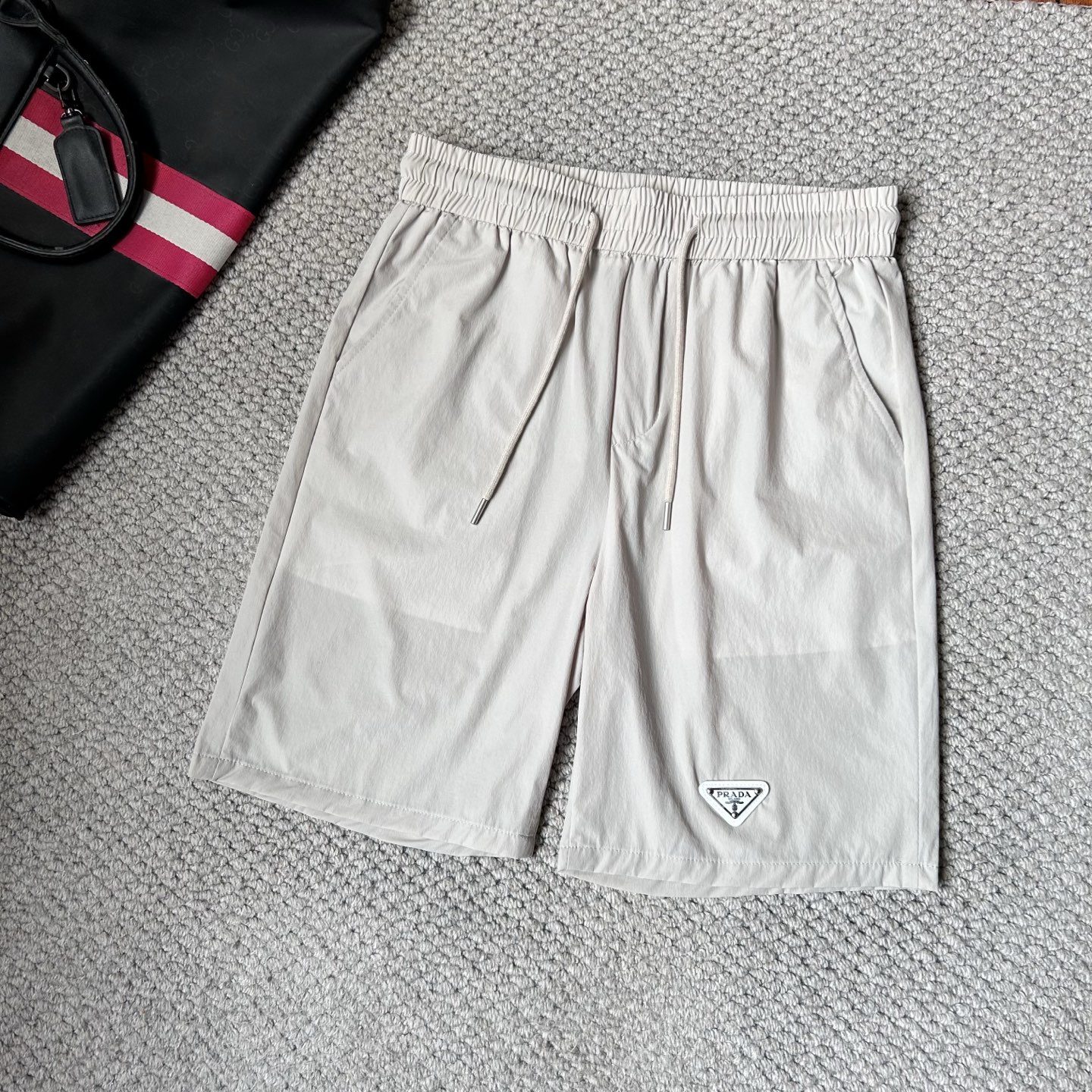 NO:474244,Pula'’ 2025 spring and summer new men's casual shorts, high-end customized breathable fabric, breathable and micro-elastic, extremely comfortable, impeccable details, top-level auxiliary materials, original hardware design concept, delicate and soft feel!  The upper body style is excellent!  Size M-3XL, shipped the next day, prada, shorts, alexander wang19860909普拉‘’ 2025春夏新款男士休闲短裤,高级定制透气面料 透气微弹舒适度极高,细节无可挑剔,顶级辅料配备,原版五金设计理念,手感细腻柔软！上身版型超赞！尺码M-3XL,隔天出货,,prada,shorts,alexander wang,Men's clothing